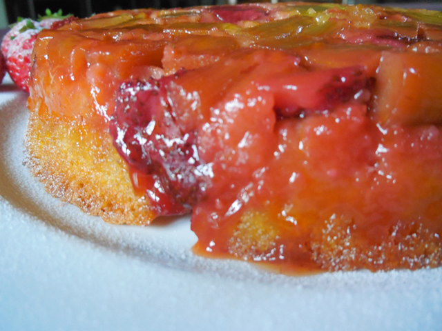 Gâteau renversé rhubarbe et&nbsp;fraises