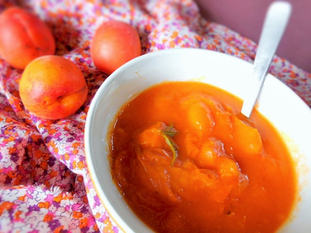 Compotée d&rsquo;abricots au&nbsp;romarin