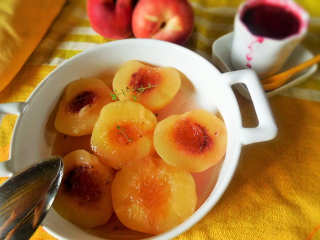 Pêche pochée au thym&nbsp;citron