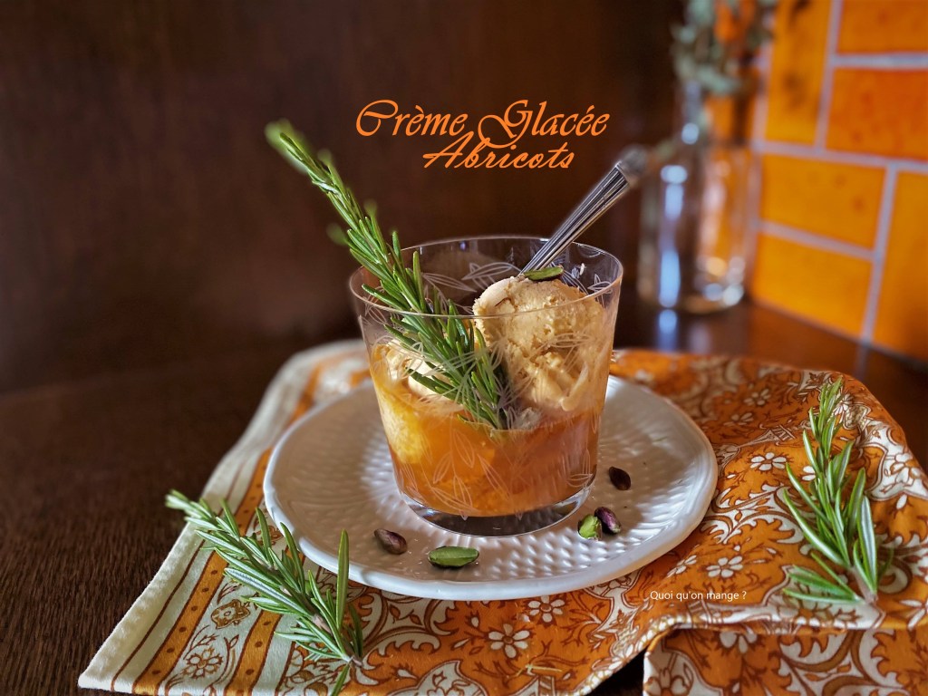 Glace aux abricots frais au bon goût de&nbsp;romarin