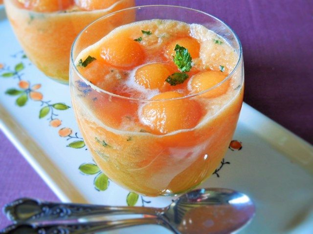 Soupe de melon glacée à la&nbsp;menthe