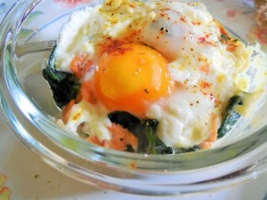 Oeuf cocotte au saumon fumé et&nbsp;épinards