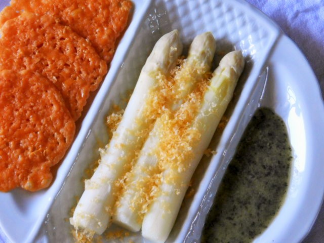 Asperges blanches et tuiles de Gouda&nbsp;vieux