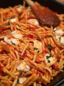 Pâtes au thon, poivron, basilic et&nbsp;mozzarella