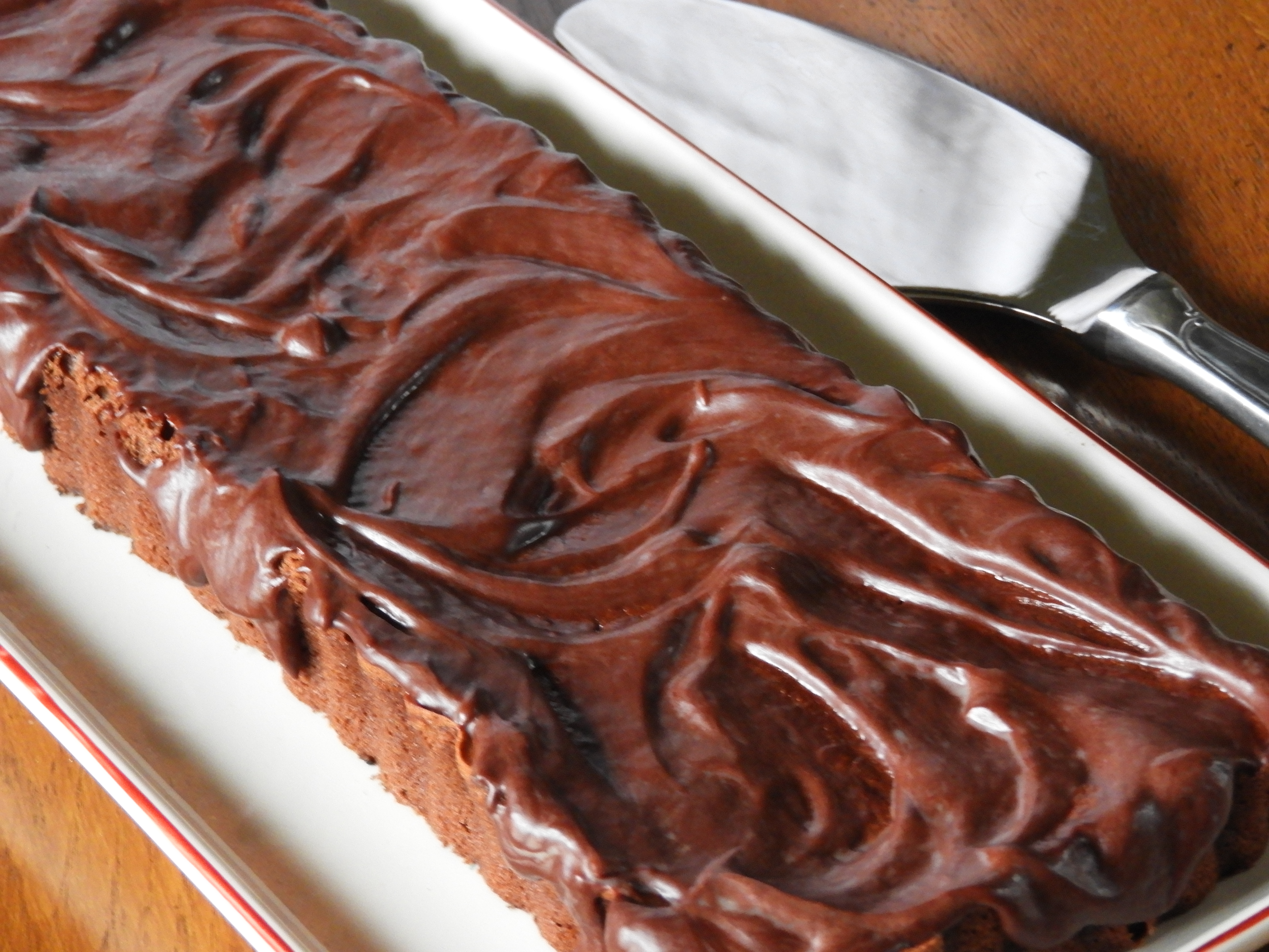 Gâteau moelleux au chocolat sous sa ganache au chocolat