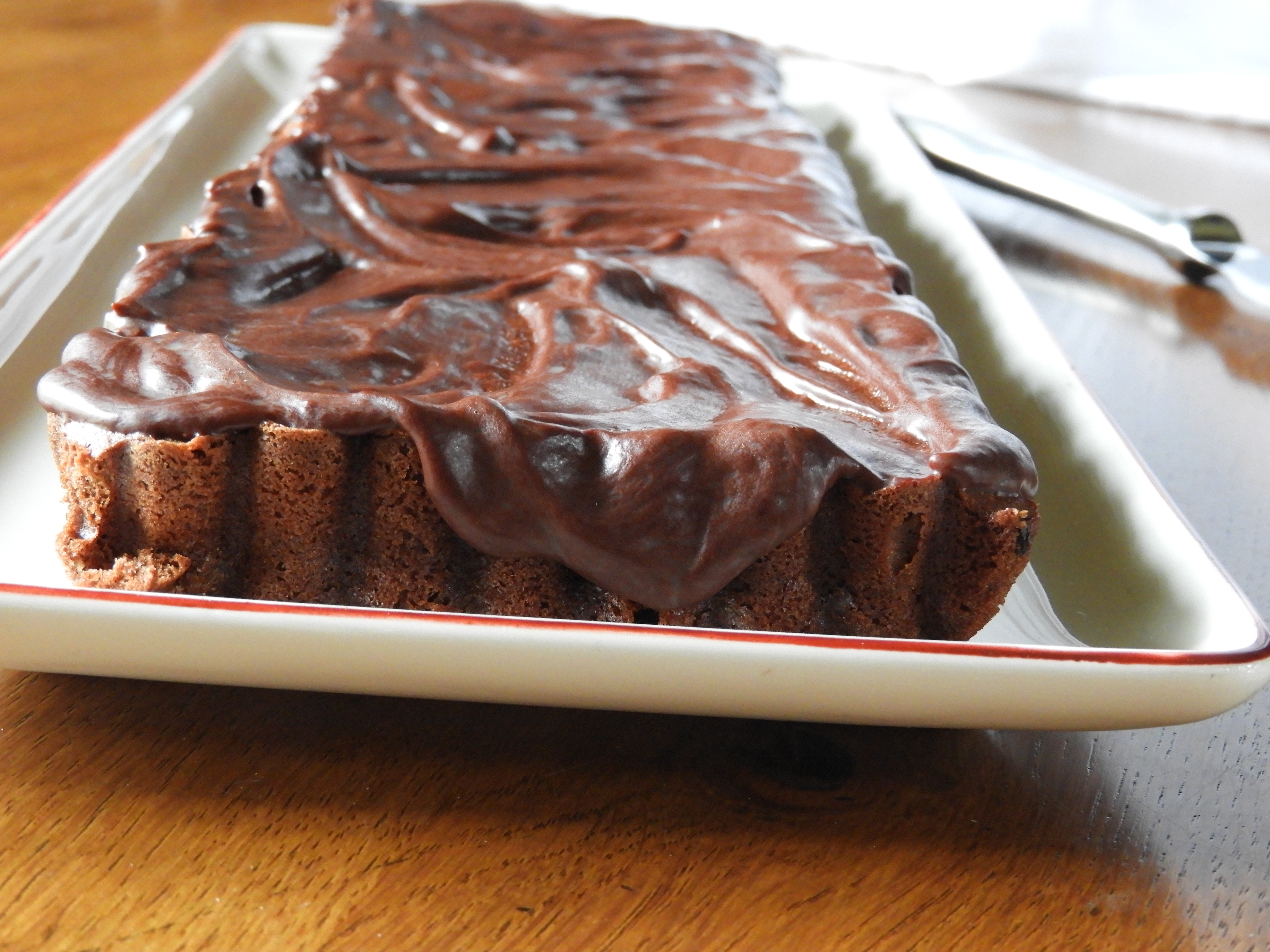 Gâteau moelleux au chocolat sous sa ganache au chocolat