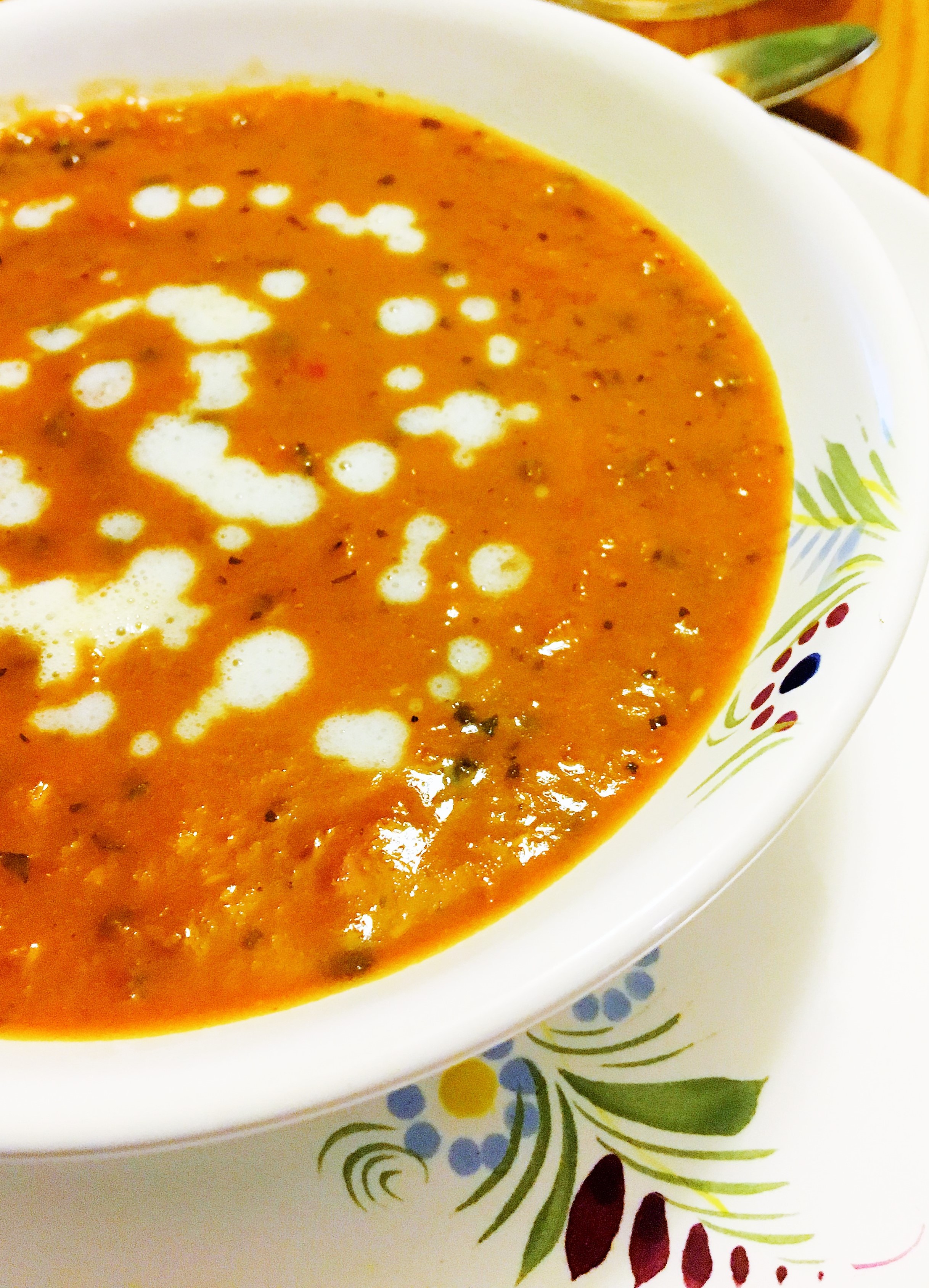 Soupe de lentilles au curry et à la crème de coco