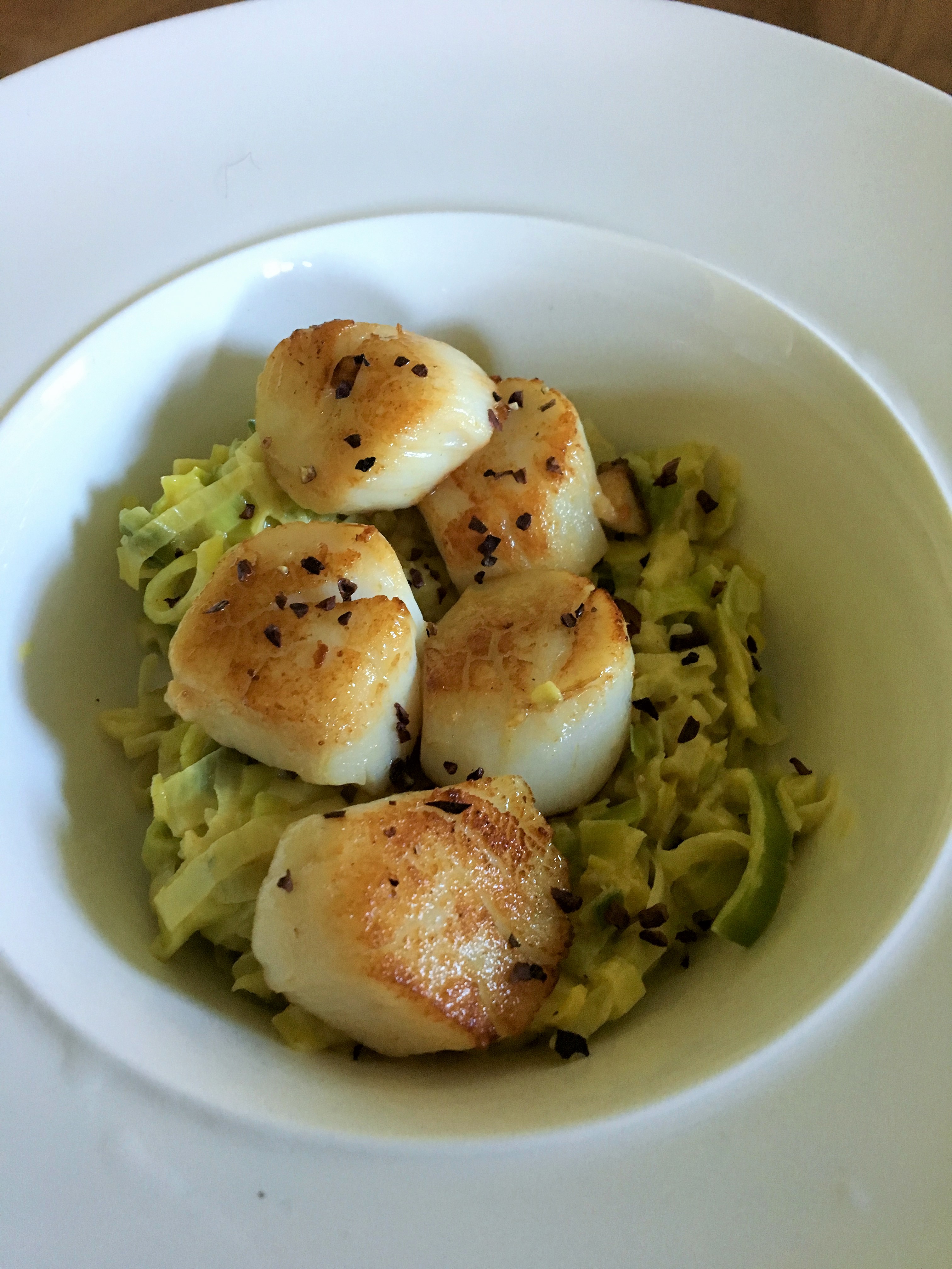 Noix de Saint-Jacques à La Luna sur fondue de&nbsp;poireaux