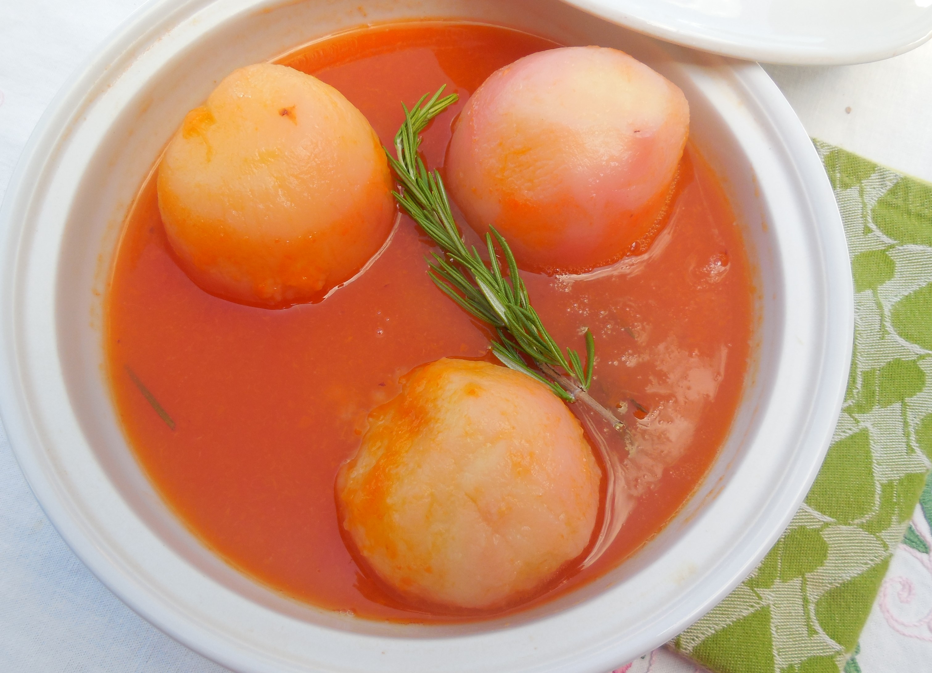 Pêche pochée à l&rsquo;abricot &&nbsp;romarin