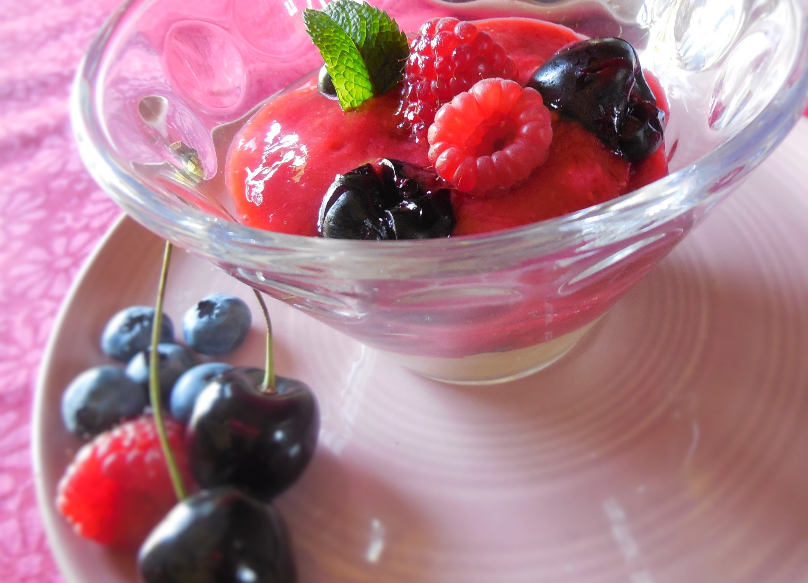 trifle-aux-fruits-rouges-coulis-framboises (1)