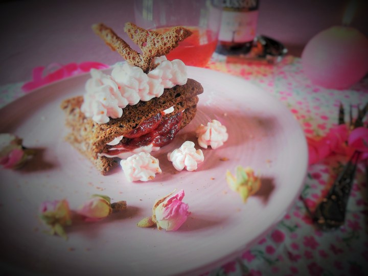 Millefeuille de sarrasin, compotée de quetsches, mousse de yaourt&nbsp;grec