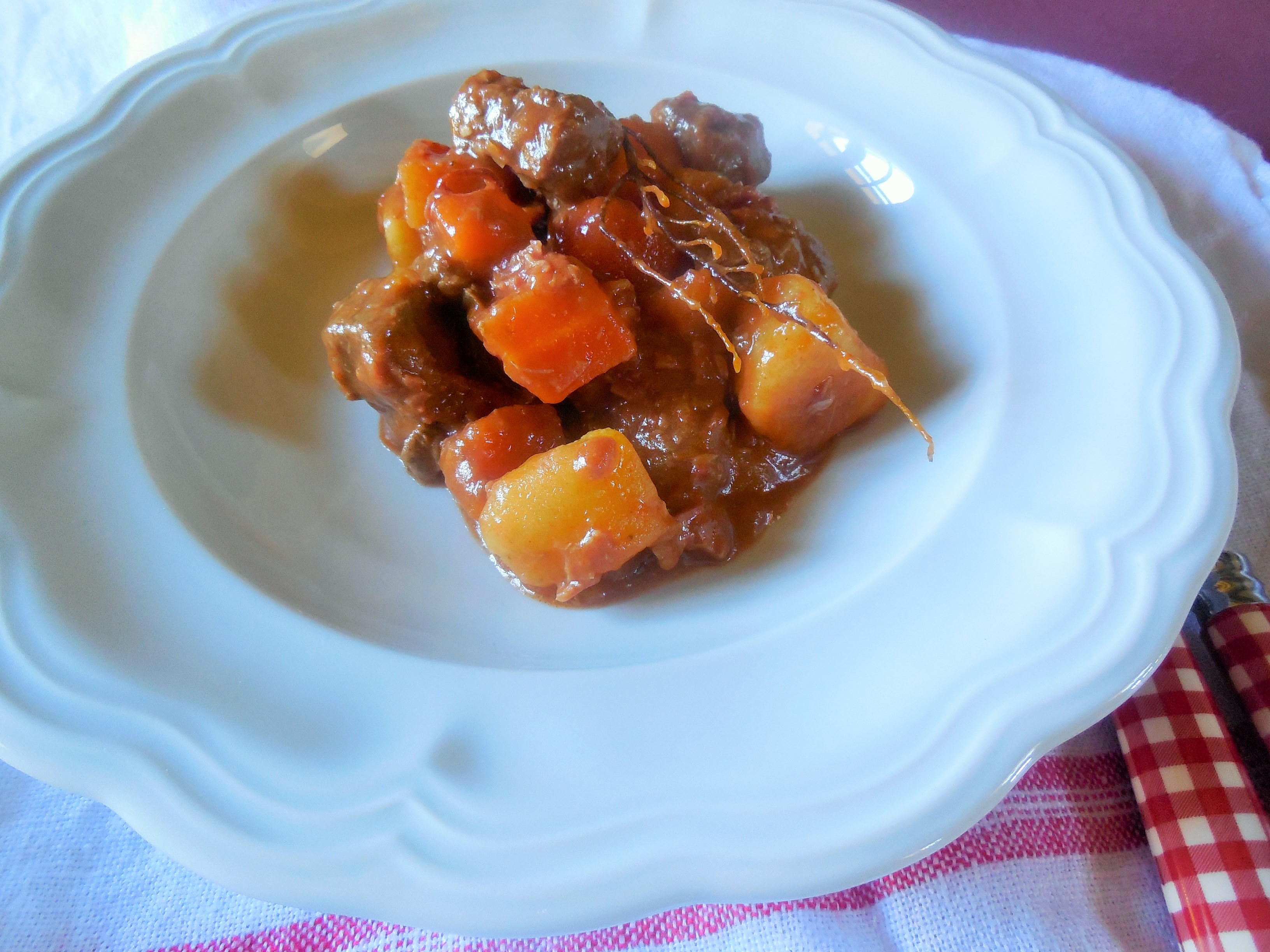 Ragoût de boeuf, carottes et pommes de terre – Quoi Qu'on Mange