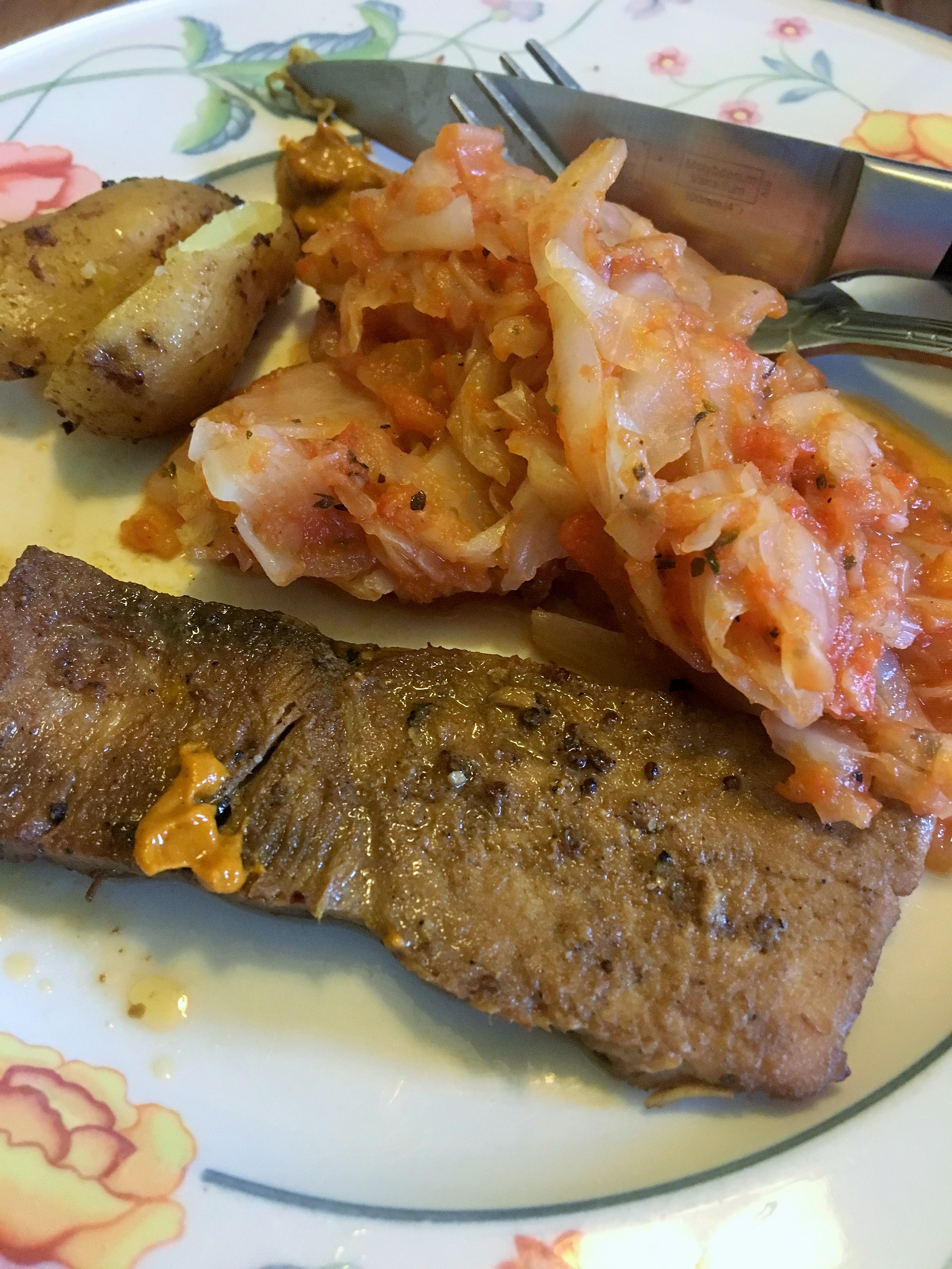 Rouelle de porc au cidre, pommes de terre Ratte et chou blanc braisé à la&nbsp;tomate