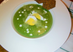 Soupe d’Ă©pinards servie avec son oeuf dur