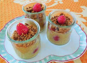 Crumble Ă la rhubarbe et aux framboises