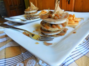 Millefeuille d’andouille et compotĂ©e d’oignon, pommes rissolĂ©es