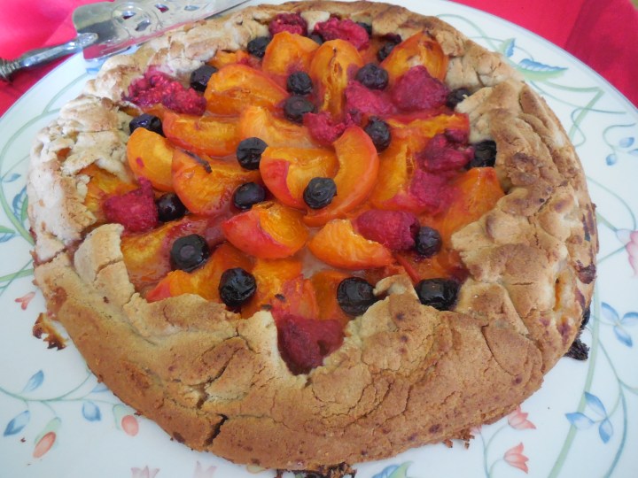 Tarte rustique aux abricots, framboises et&nbsp;myrtilles