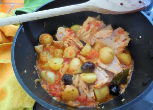 Pommes de terre confites à la tomate, olives noires et&nbsp;thon
