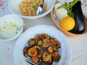 Aubergines rôties et purée de pois chiche, sauce au&nbsp;yaourt