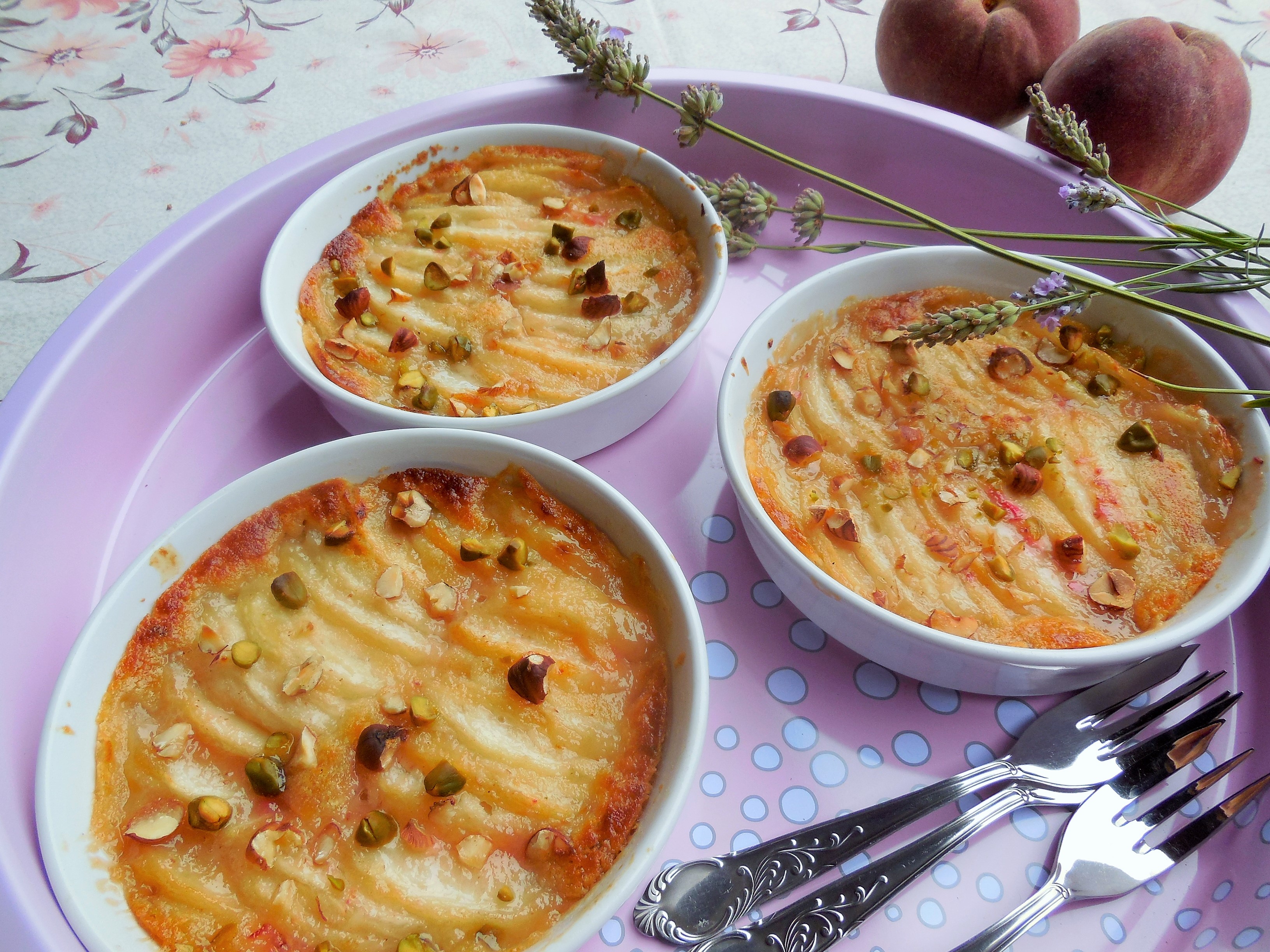 Délicieux gratin de pêches blanches saveur lavande