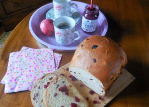 Brioche aux cranberries parfumĂ©e Ă l’eau de rose