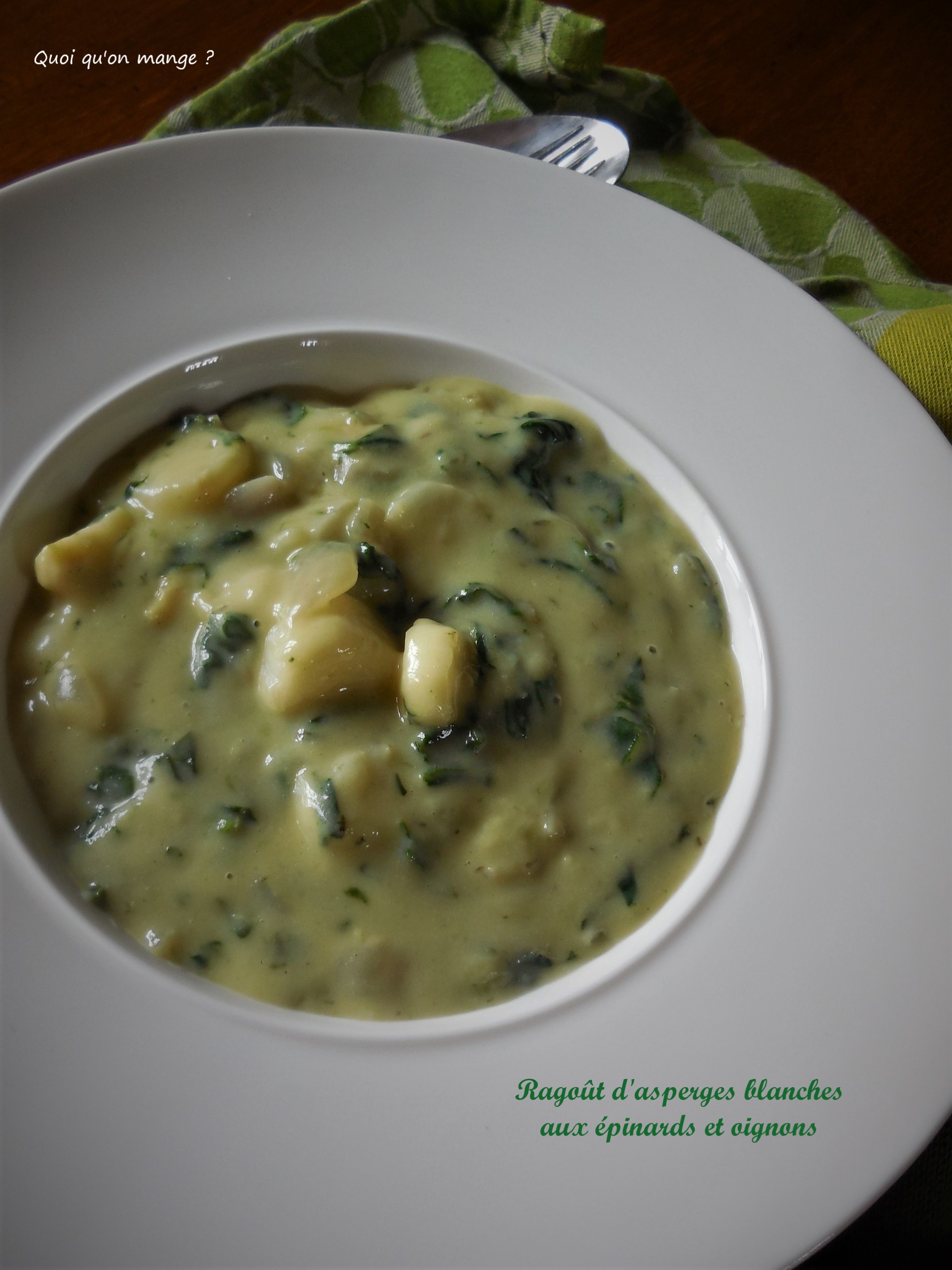 Ragoût d'asperges blanches aux épinards et oignons