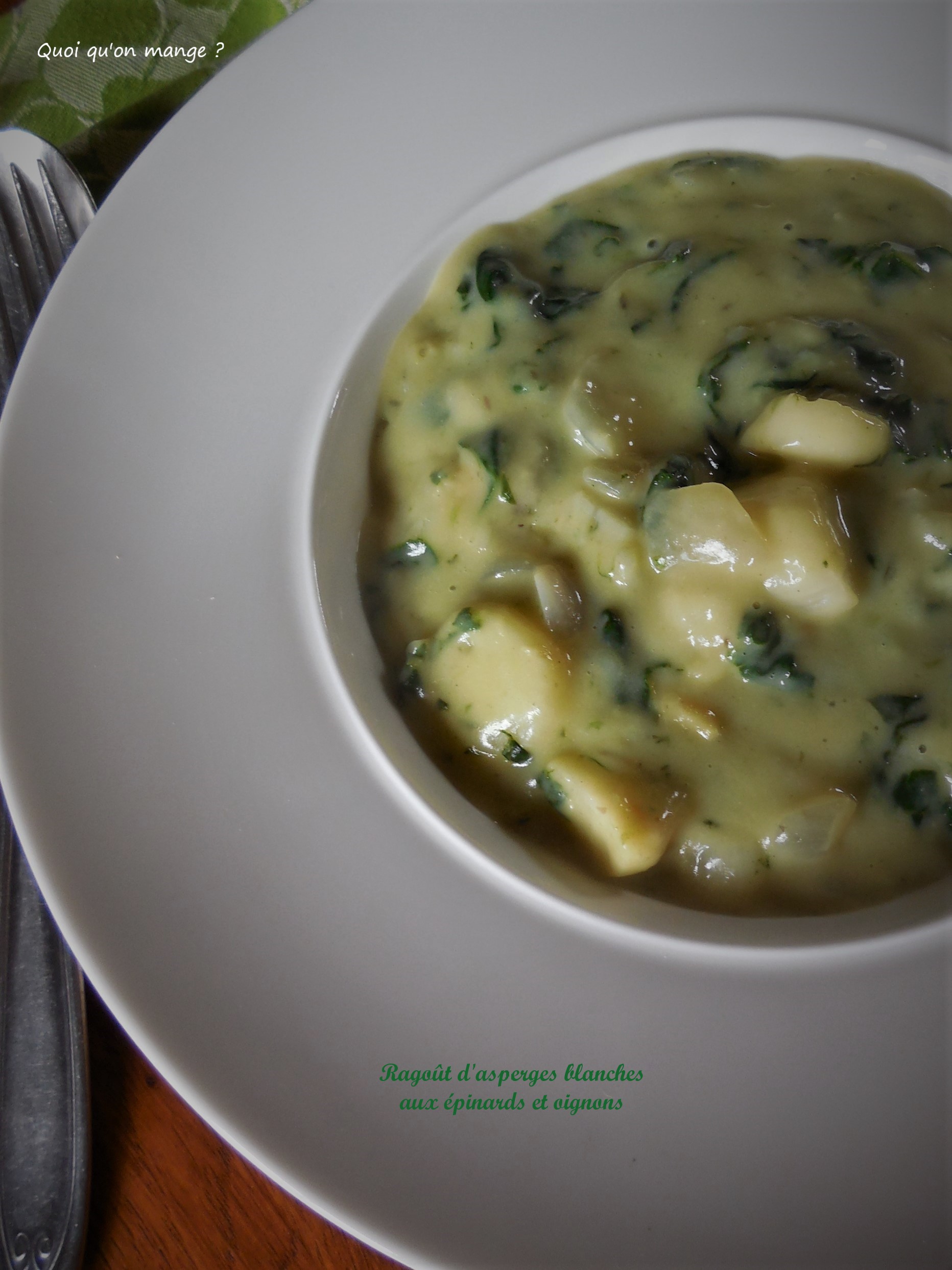 Ragoût d'asperges blanches aux épinards et oignons