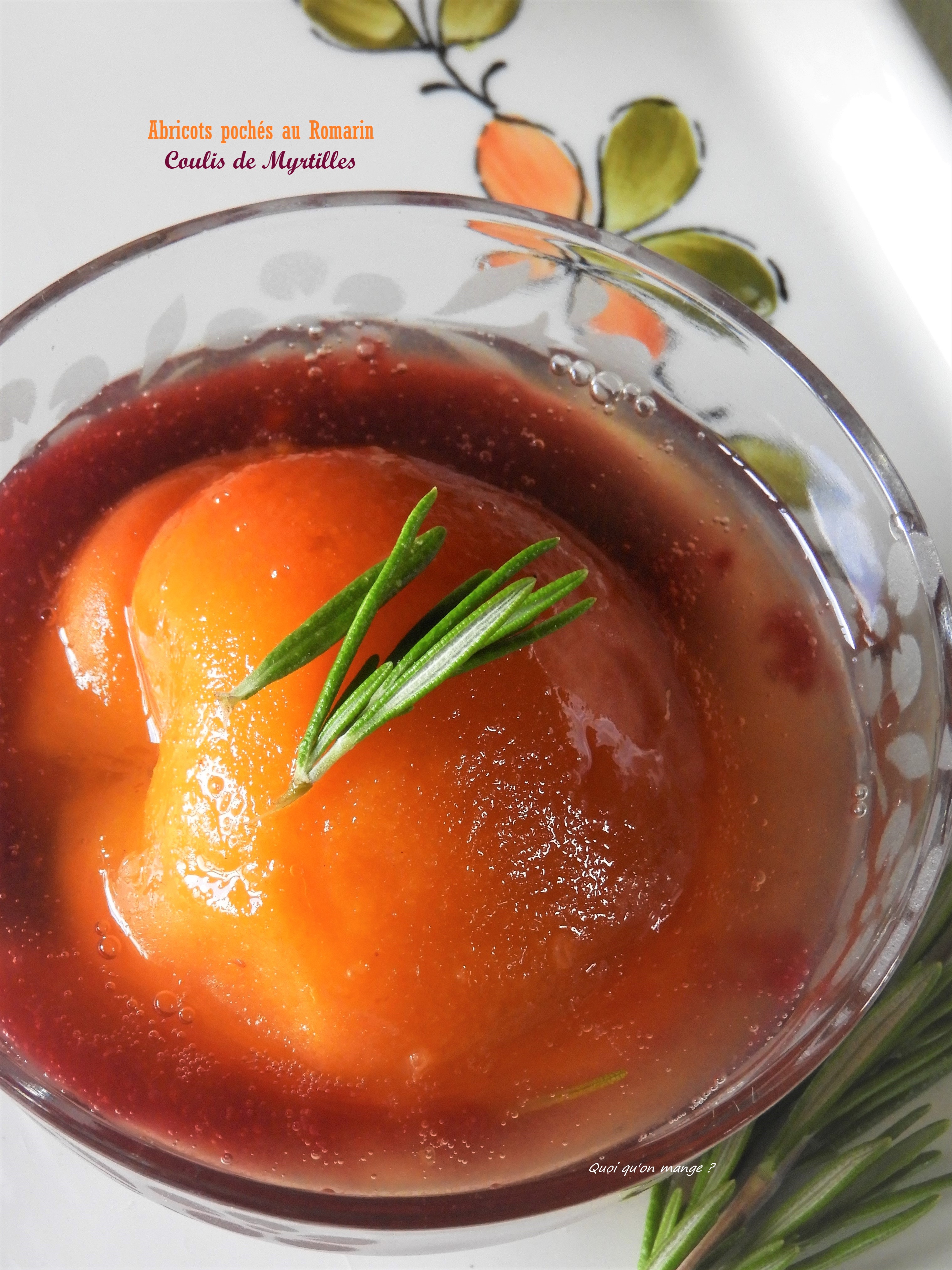 Abricots pochés au romarin, coulis de myrtilles