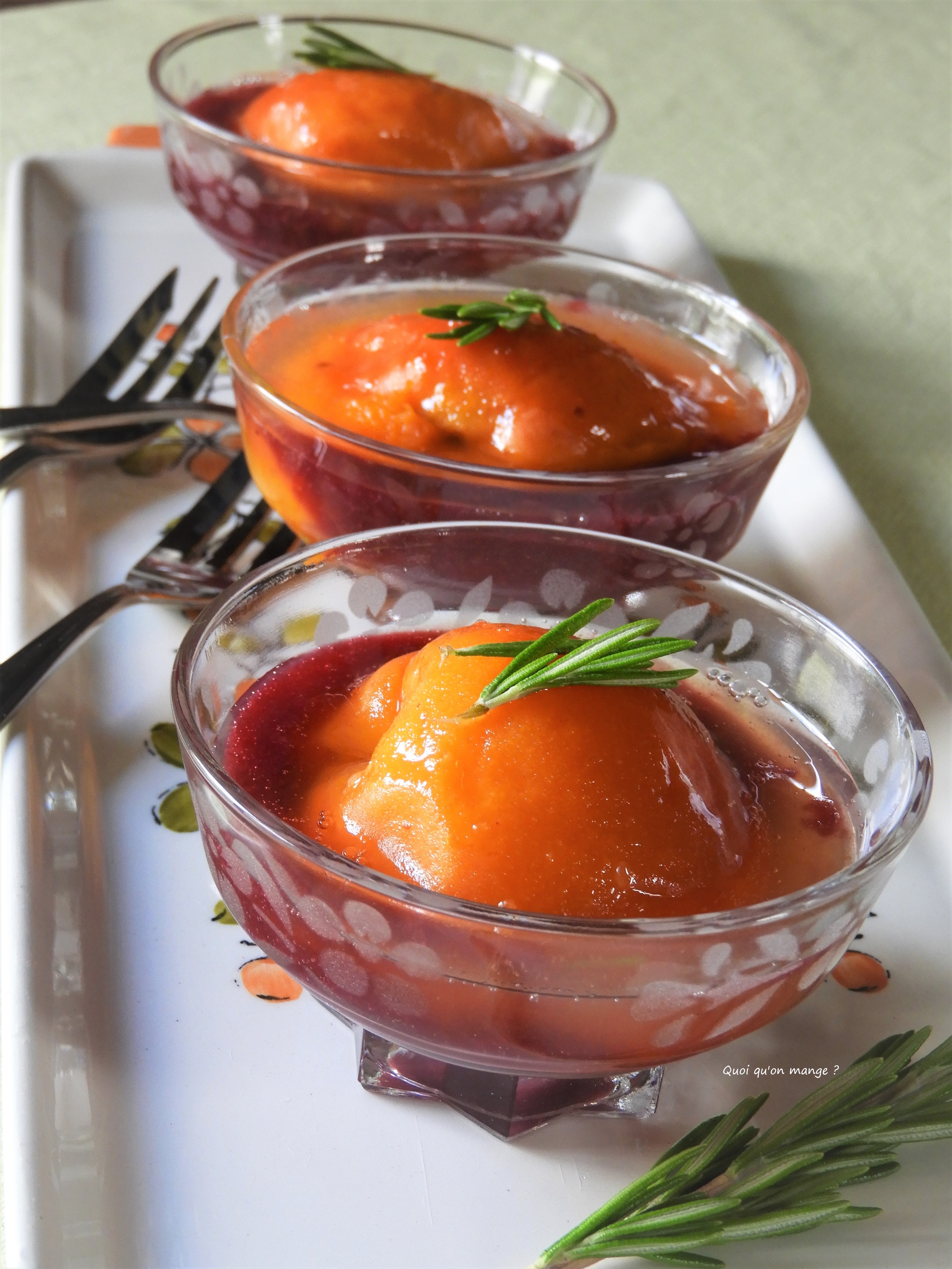Abricots pochés au romarin, coulis de myrtilles