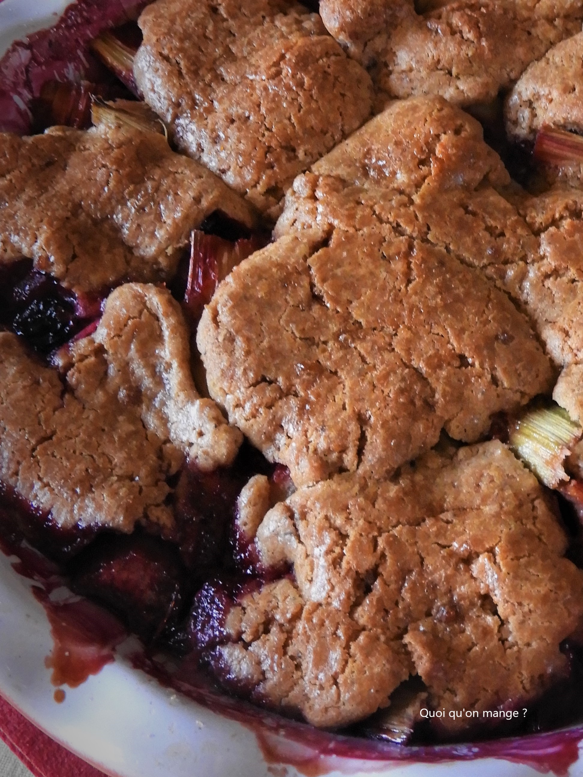 Gâteau rustique rhubarbe et cassis, comme un pandowdy