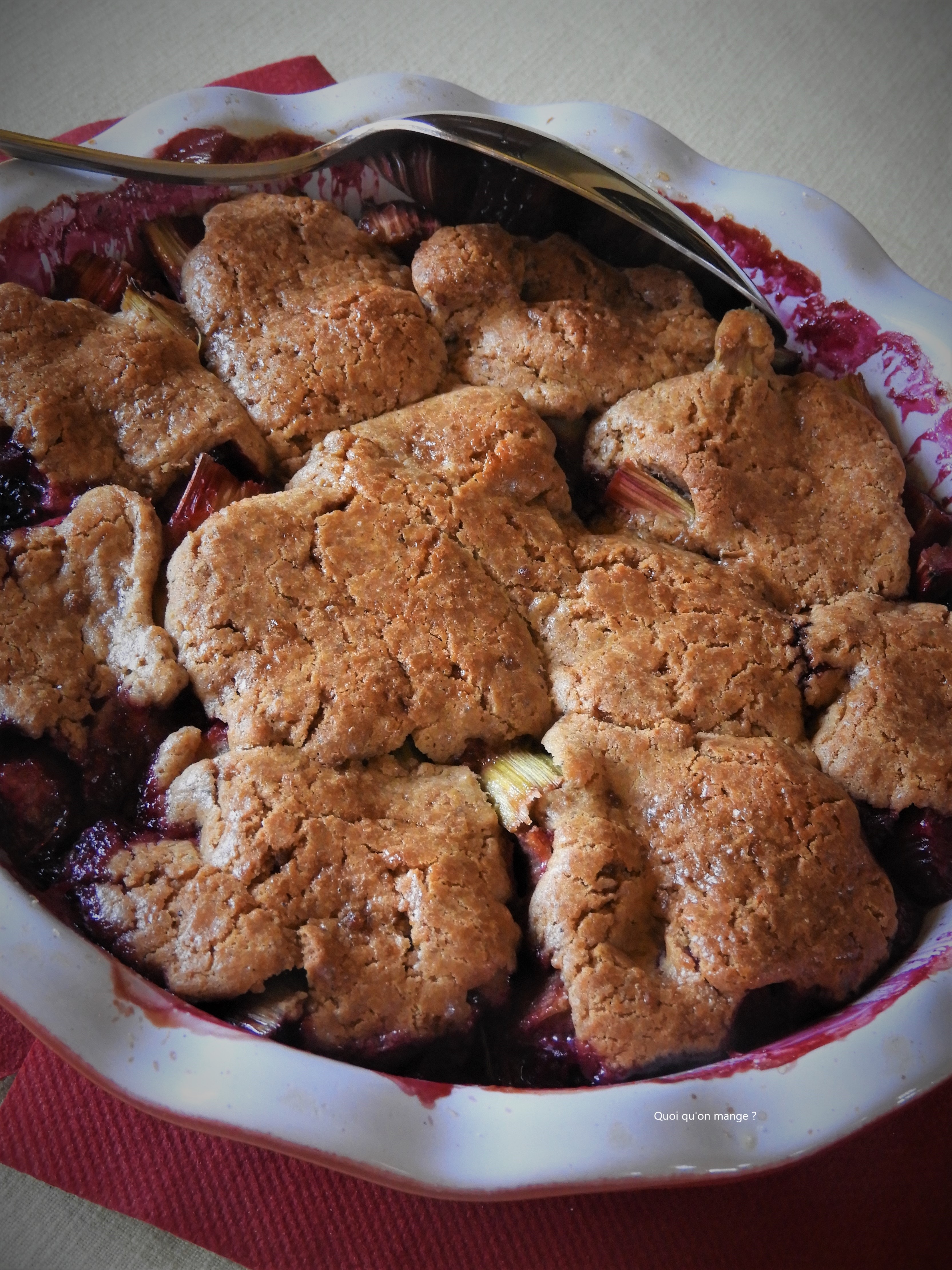 Gâteau rustique rhubarbe et cassis, comme un pandowdy
