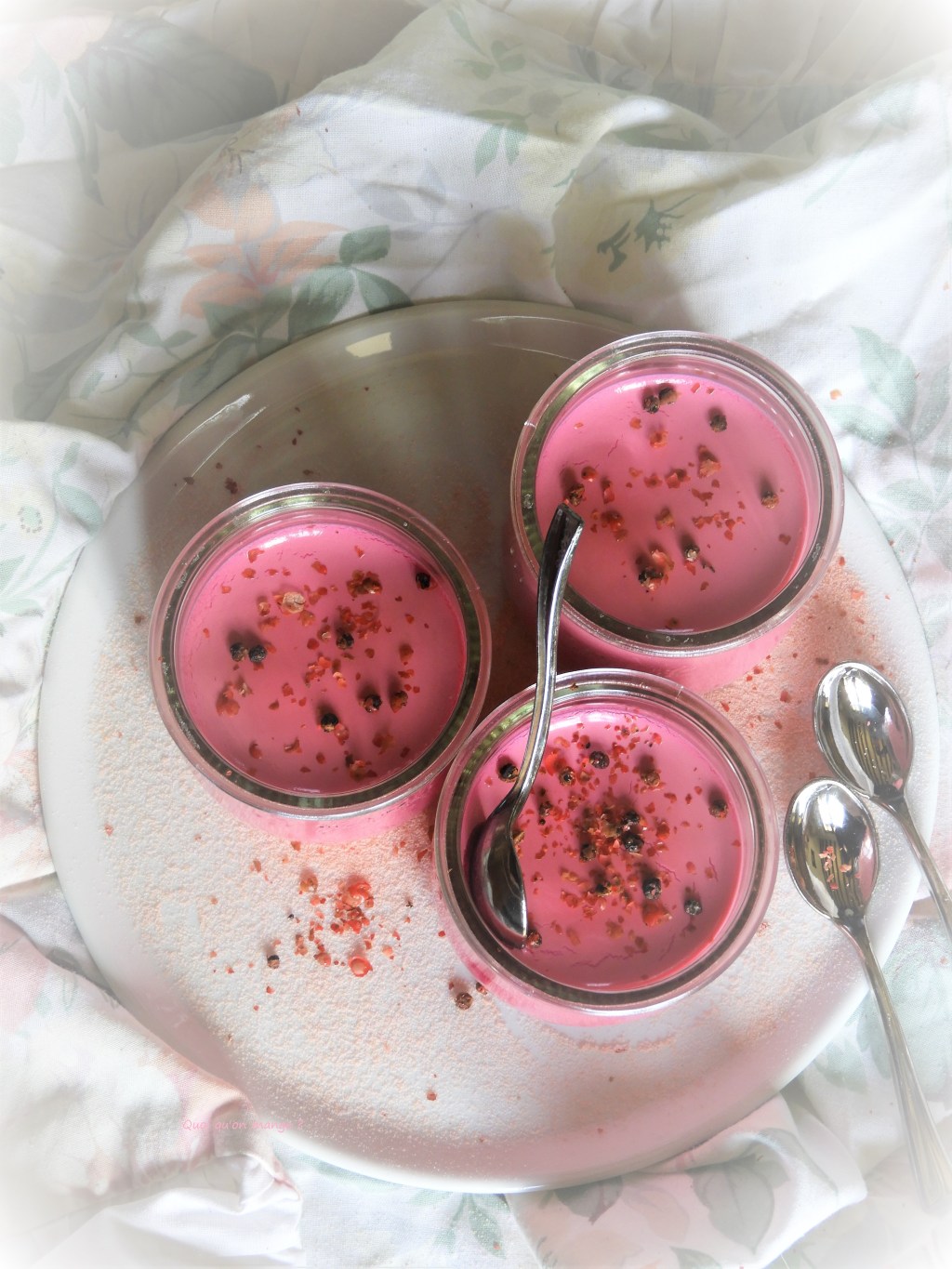 Yaourts à la betterave, poudre de baies&nbsp;roses