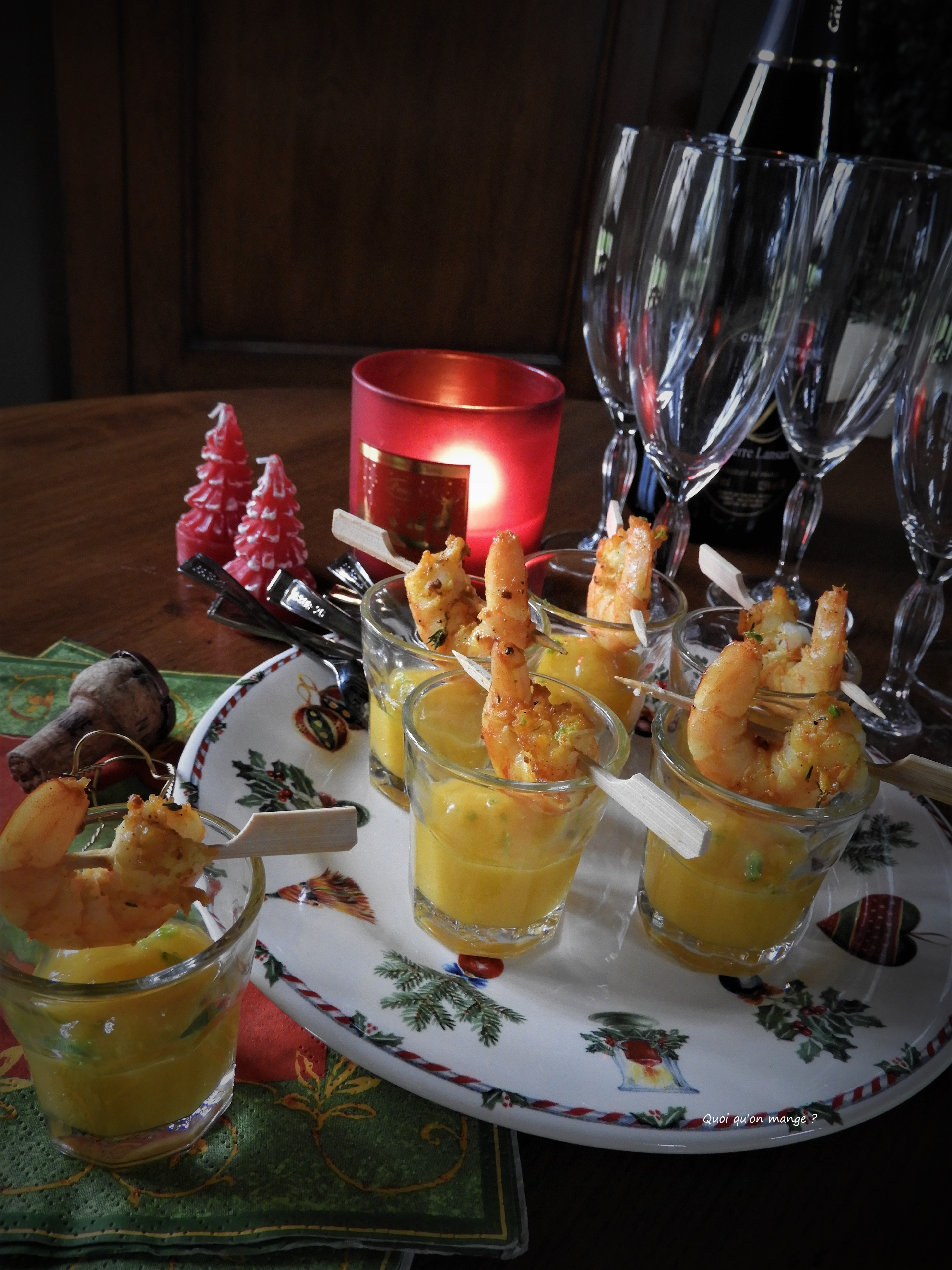 Brochettes de crevettes sur purée de mangue