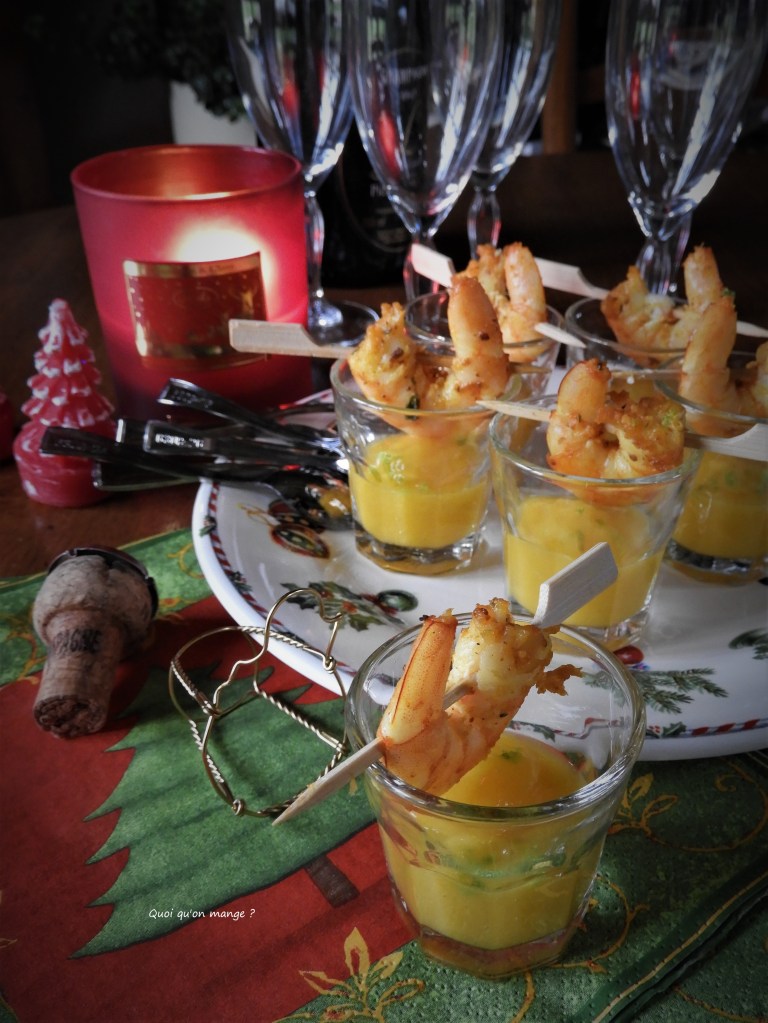 Brochettes de crevettes sur purée de mangue