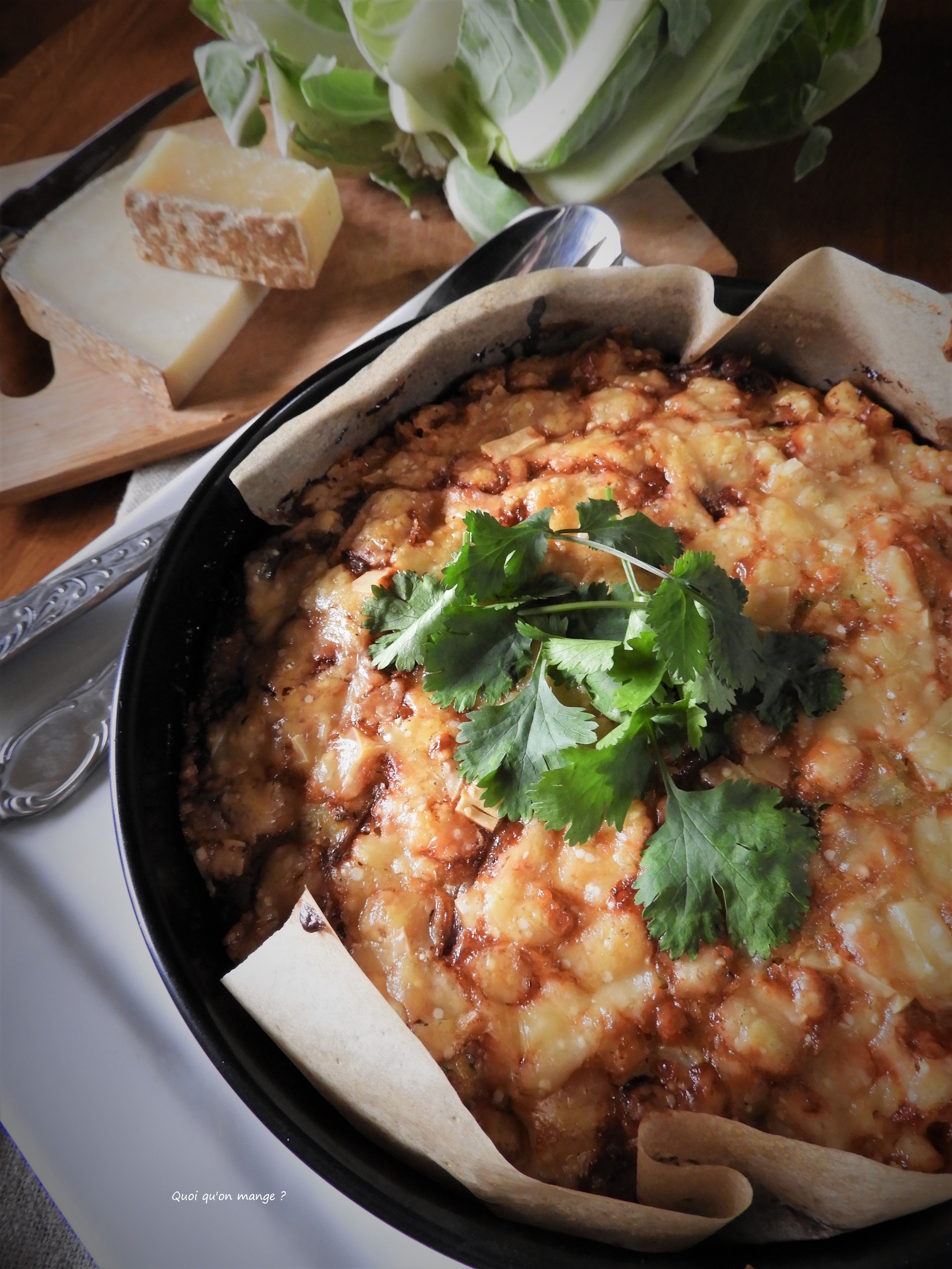 Gâteau de chou-fleur au fromage et oignons rouges caramélisés
