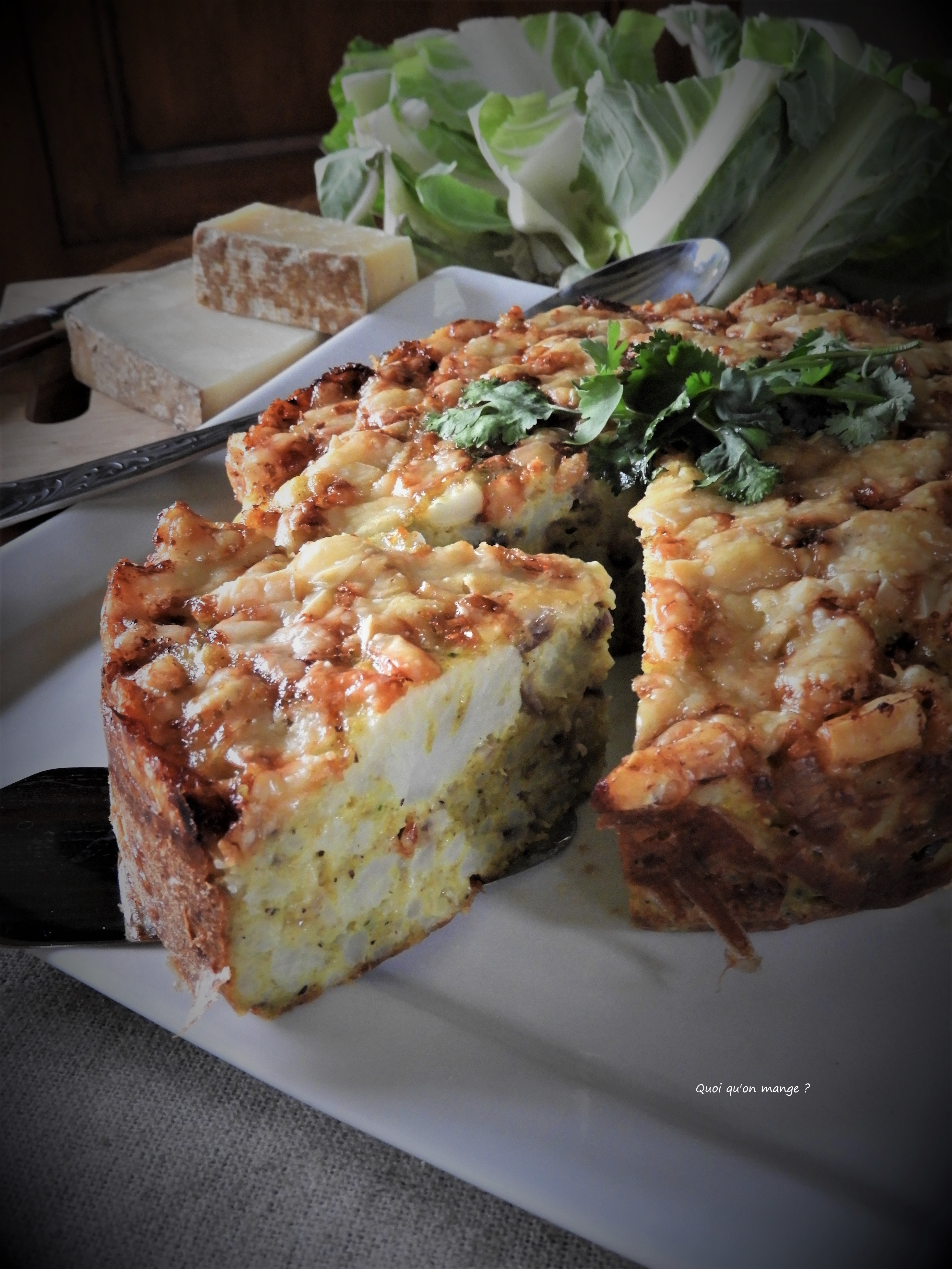 Gâteau de chou-fleur au fromage et oignons rouges caramélisés