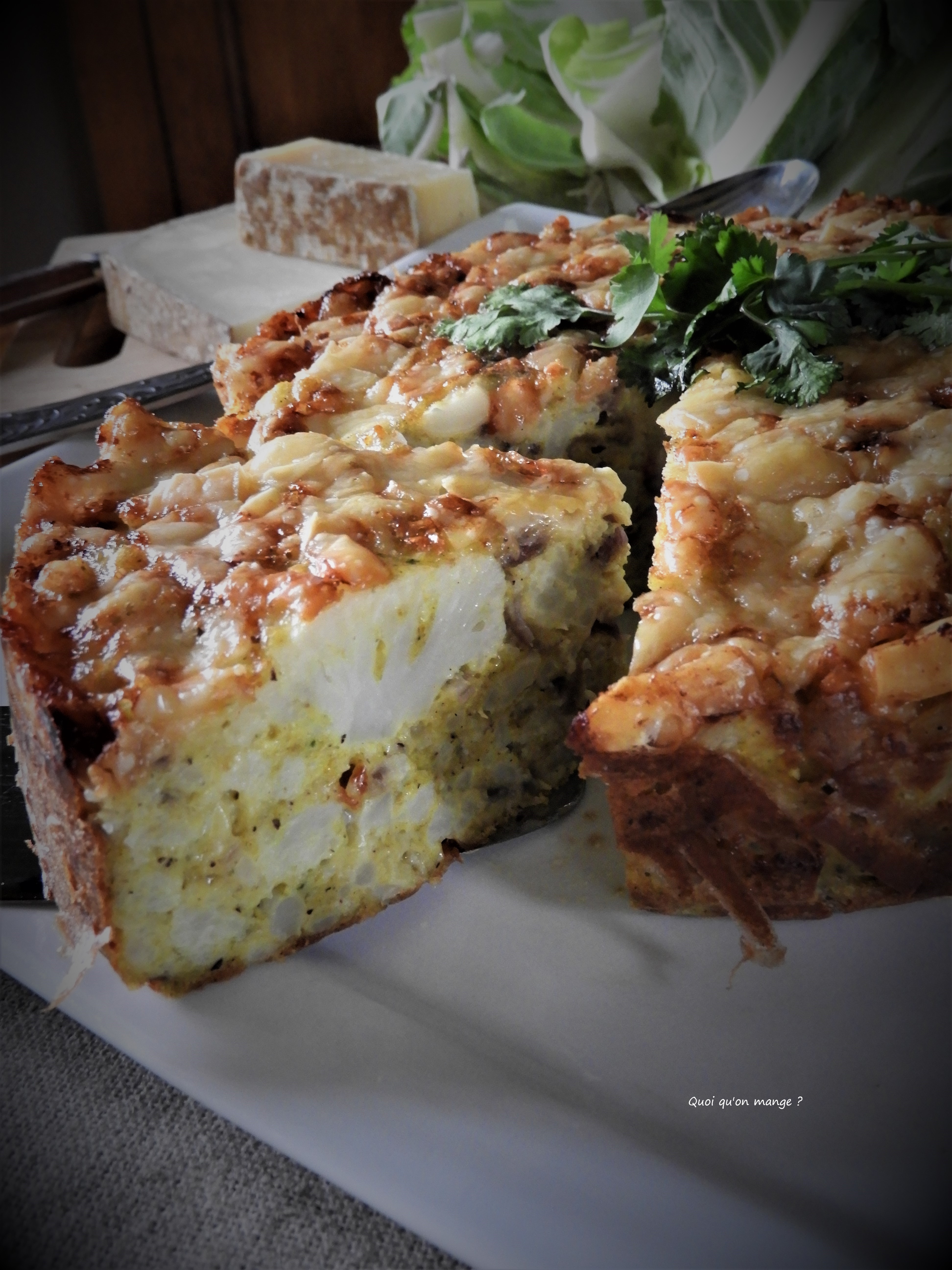 Gâteau de chou-fleur au fromage et oignons rouges caramélisés