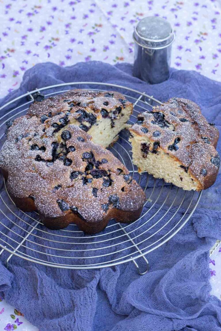 Gateau-au-yaourt-et-aux-myrtilles-2-768x1152