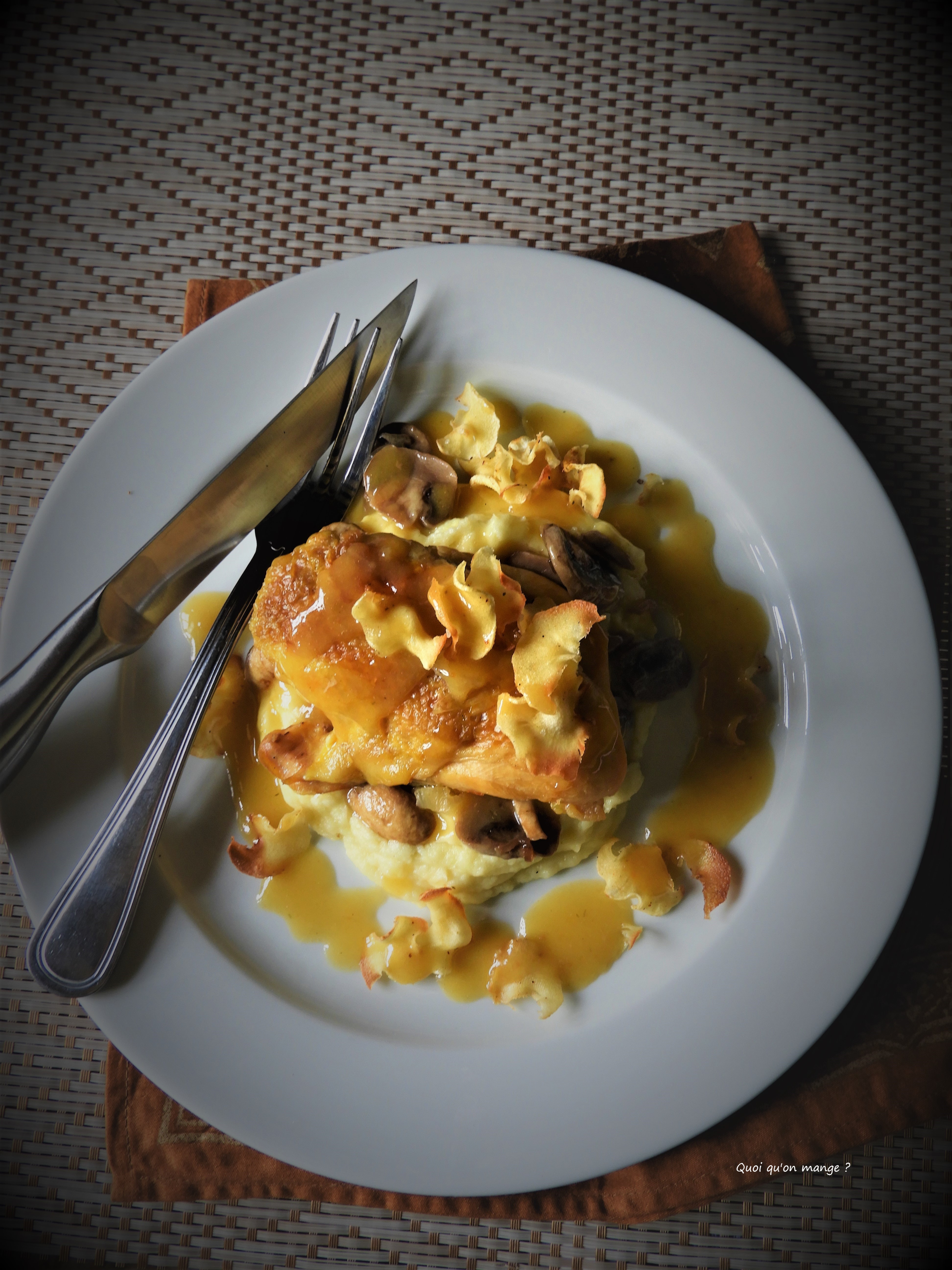 Suprême de poulet, mousseline et chips de panais, réduction de sauce au&nbsp;beurre