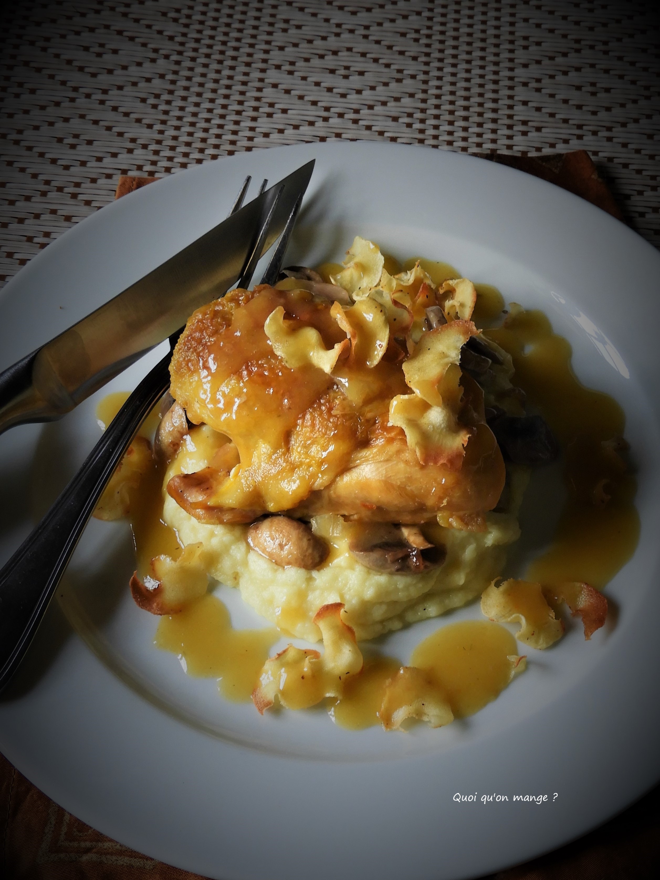 Suprême de poulet, mousseline et chips de panais, réduction de sauce au beurre