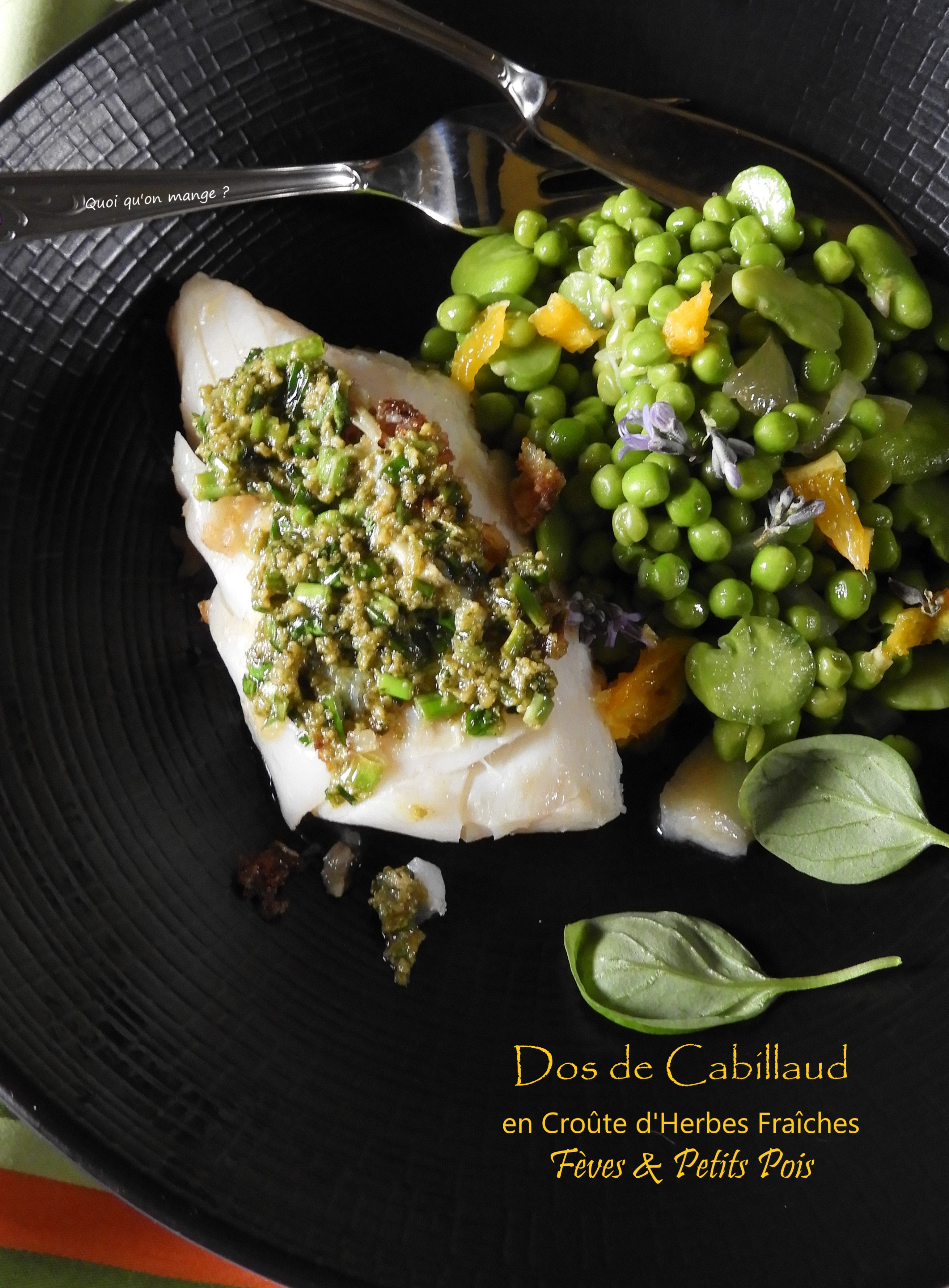 Dos de cabillaud en croûte d'herbes fraîches, fèves et petits pois