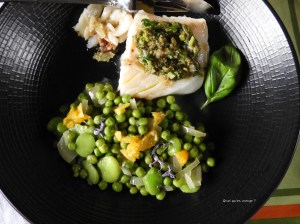 Dos de cabillaud en croĂ»te d’herbes fraĂ®ches, fèves et petits pois