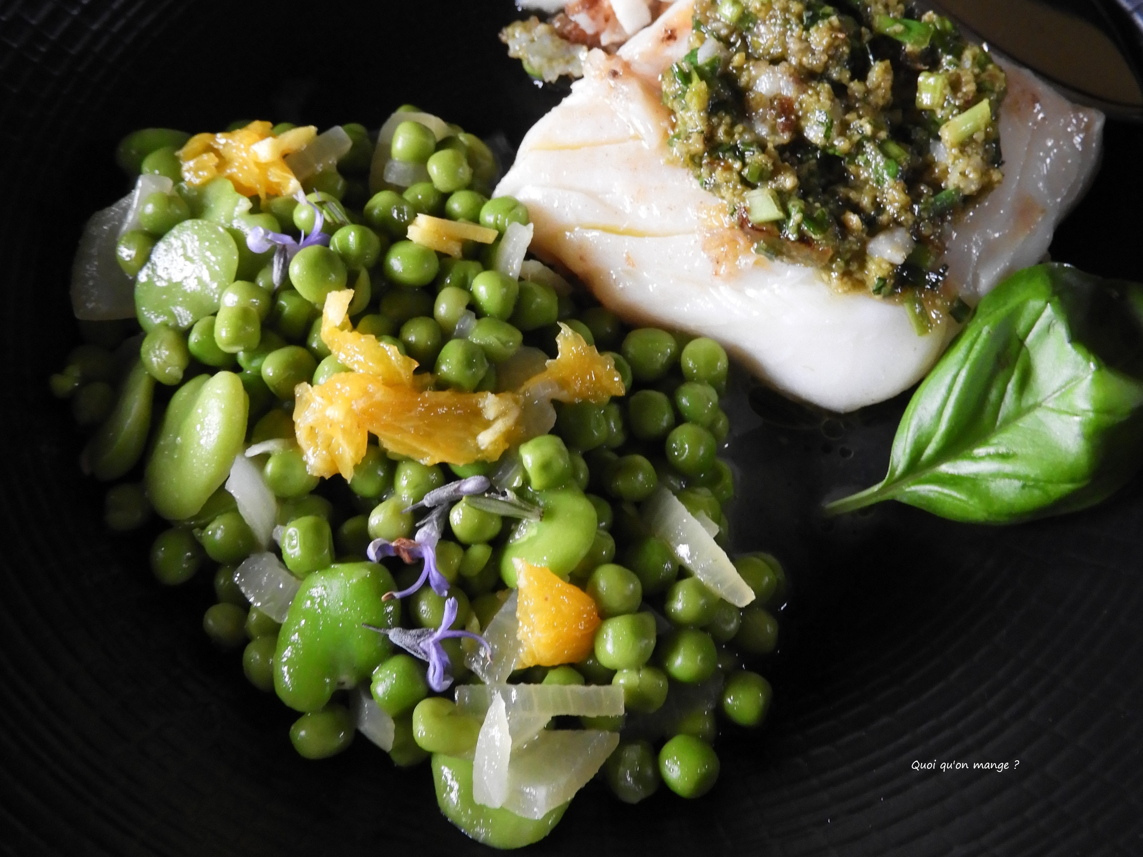 Dos de cabillaud en croûte d'herbes fraîches, fèves et petits pois