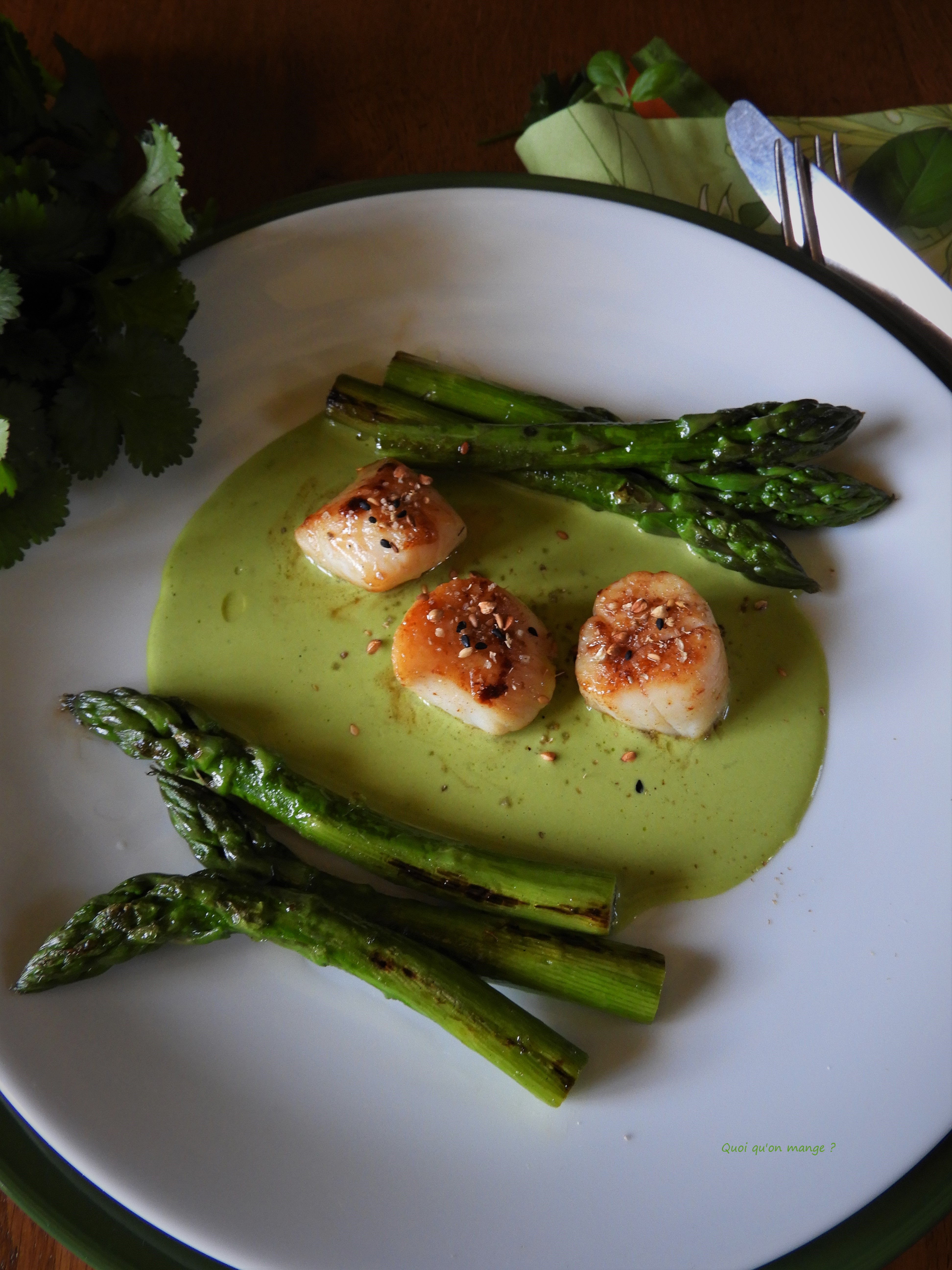 Noix de St Jacques, asperges vertes juste étuvées, crème à l'ail des ours