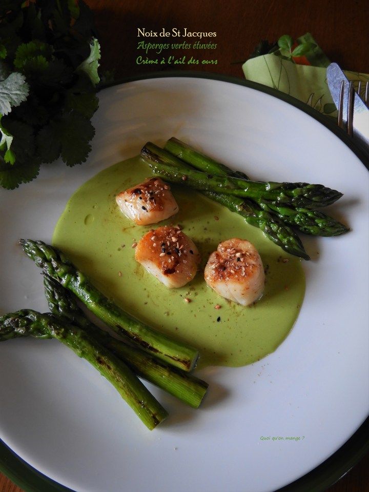 Saint-Jacques et asperges vertes juste étuvées, crème d&rsquo;ail des&nbsp;ours