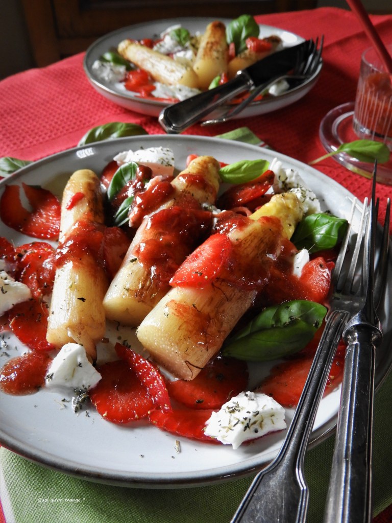 Asperges aux fraises, mozzarella et basilic