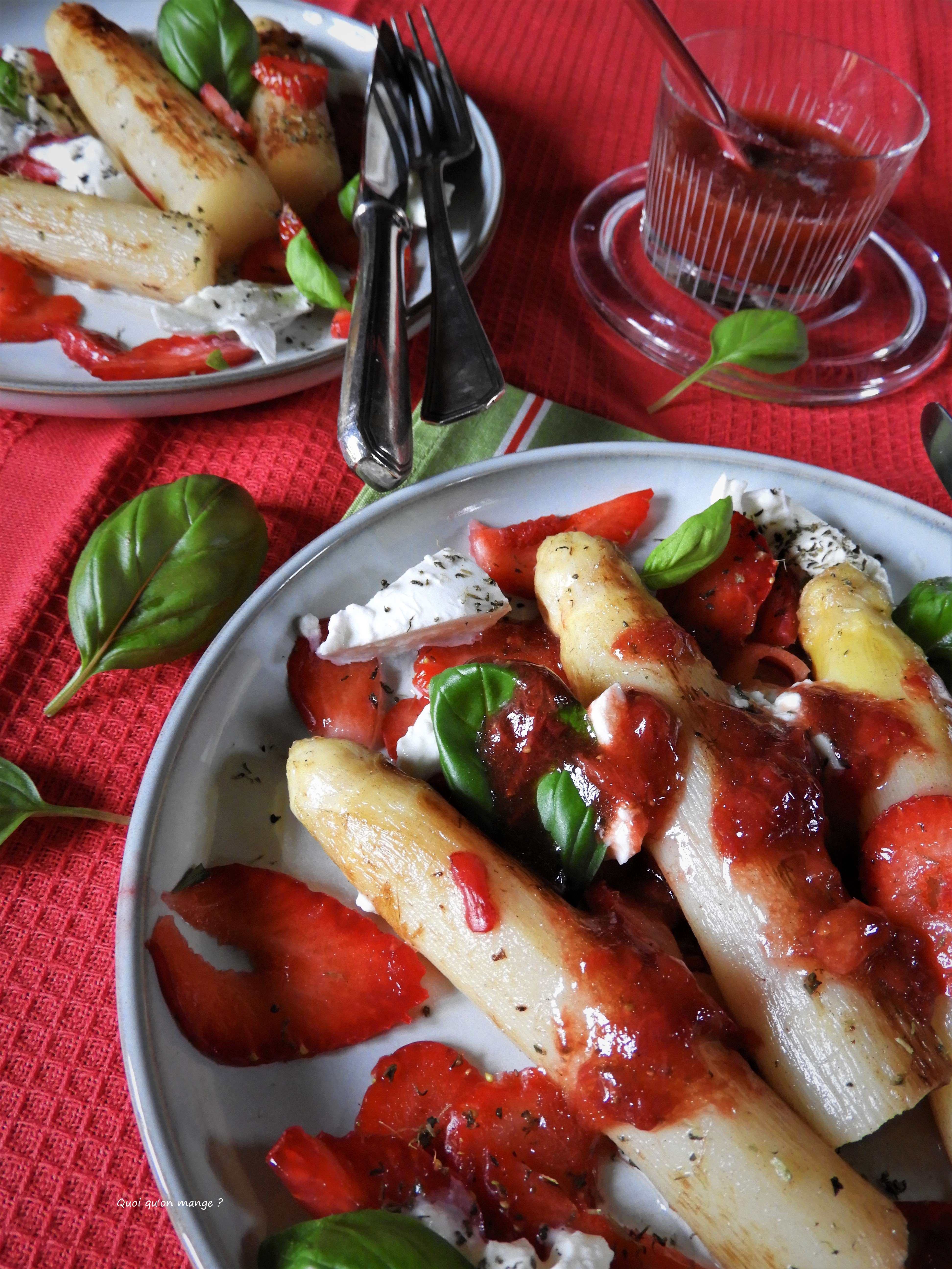 Asperges aux fraises, mozzarella et basilic