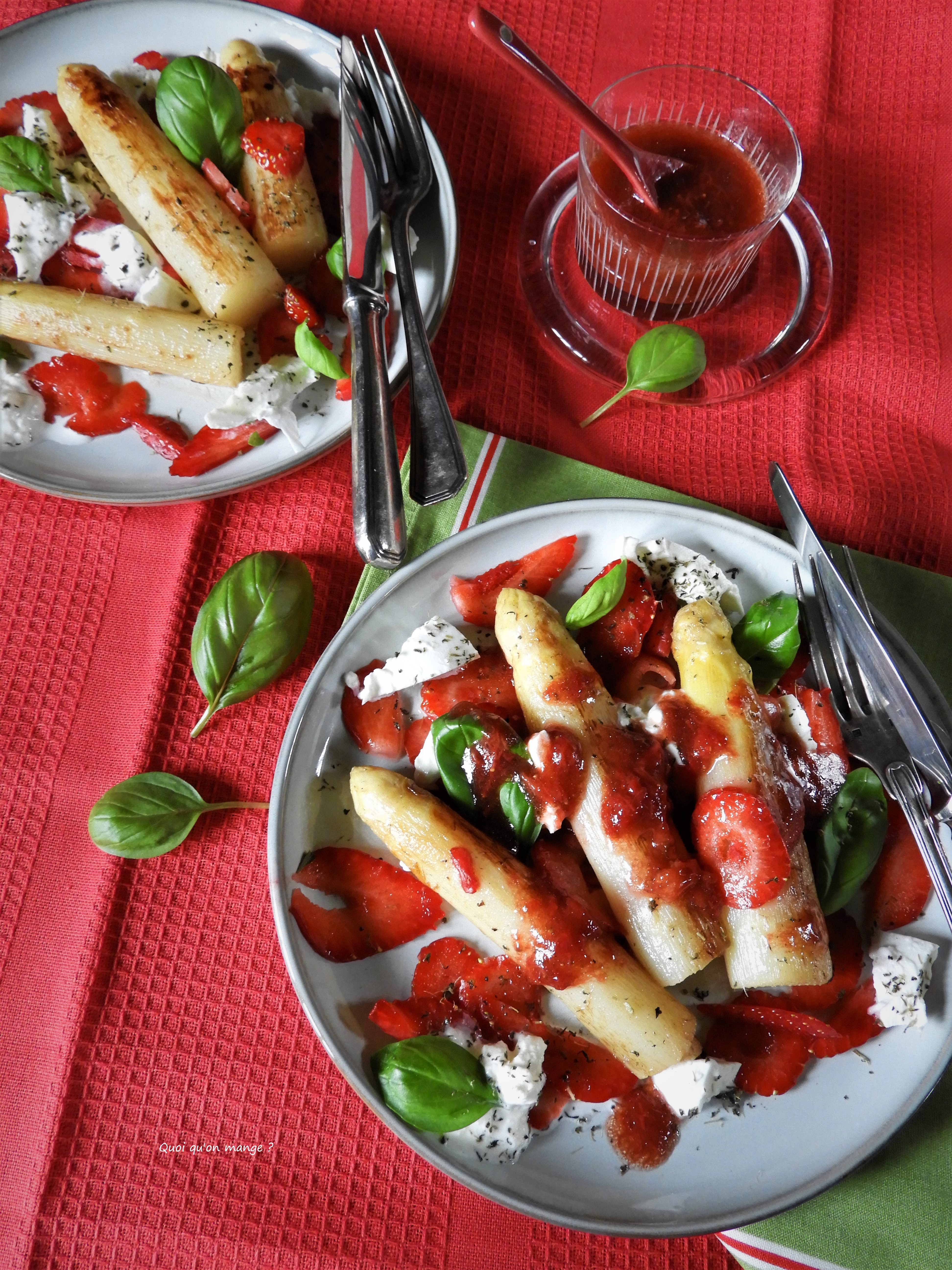 Asperges aux fraises, mozzarella et&nbsp;basilic