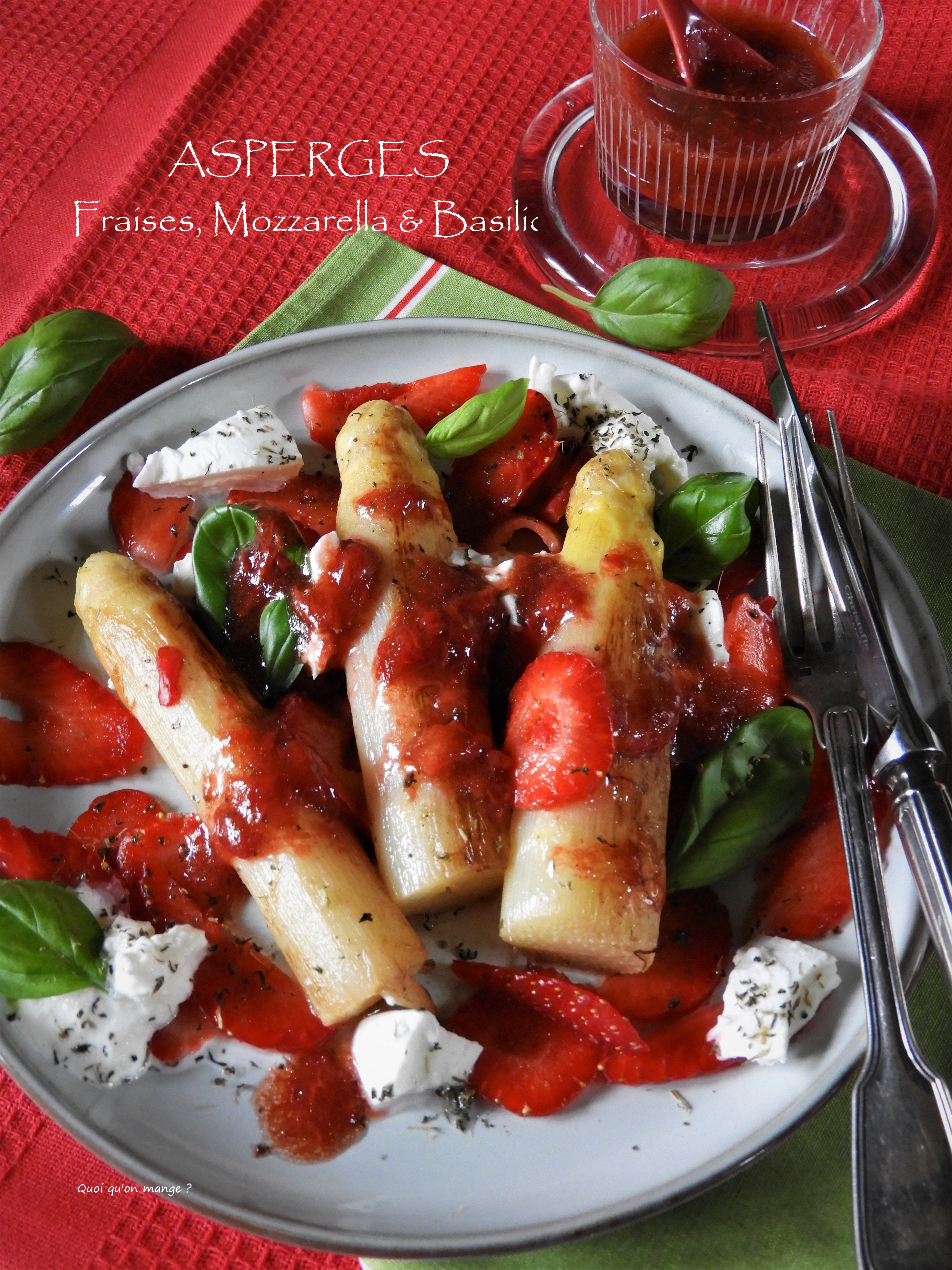 Asperges aux fraises, mozzarella et basilic