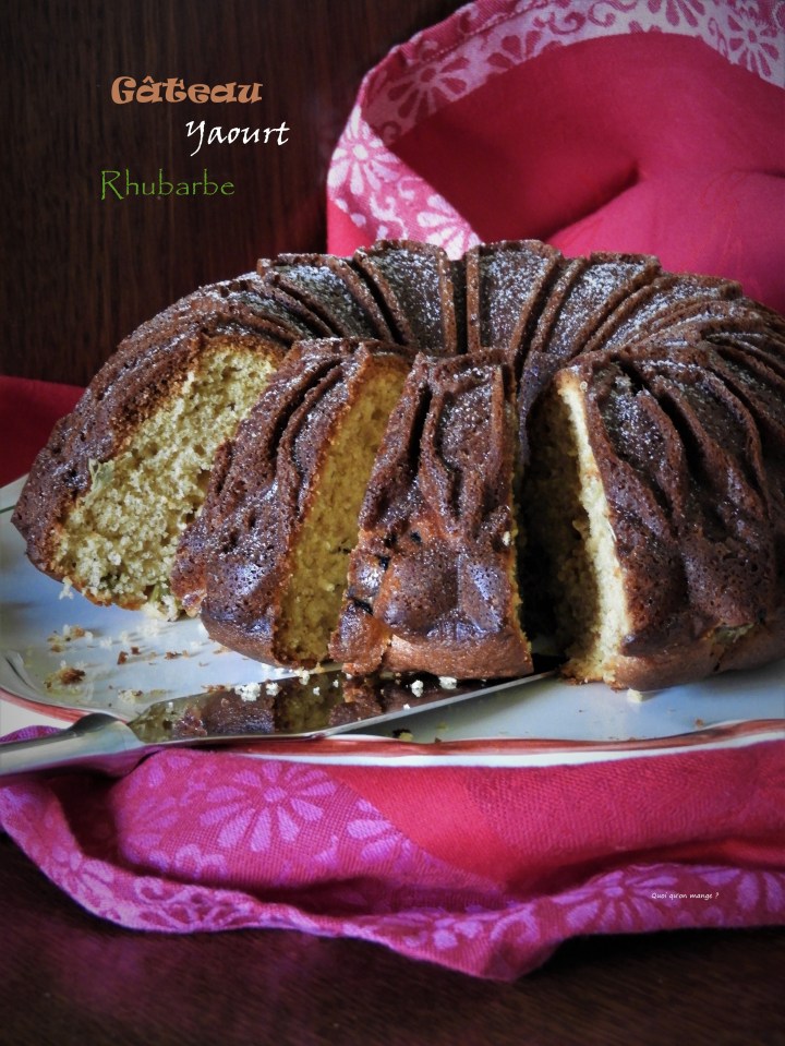 Gâteau yaourt à la rhubarbe